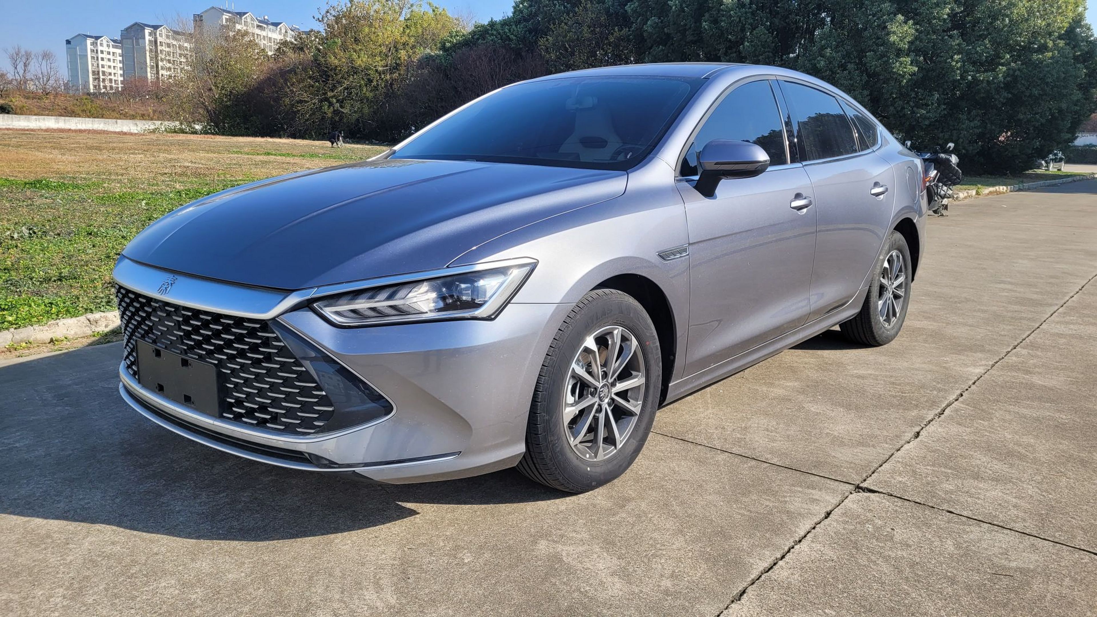 Под передней частью автомобиля