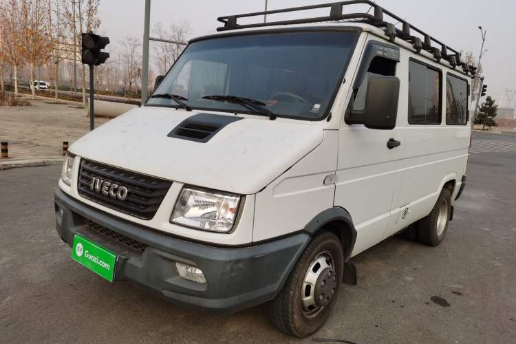 Used Iveco Daily 2021 2.5T A35 M1 Passenger Van 5-9 Seater Short Wheelbase Low Roof Dual Tires Manual Doors
