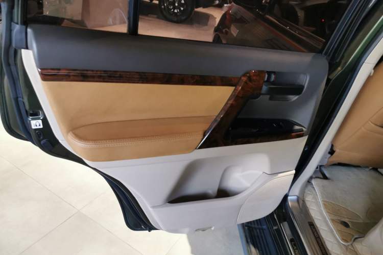 Used Toyota Land Cruiser 2014 4.0L Automatic Parallel Import Version
