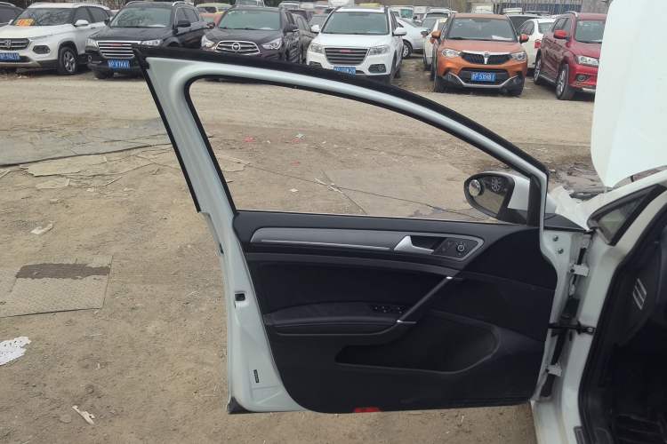 Used Volkswagen Golf 2016 230TSI Automatic Luxury Version
