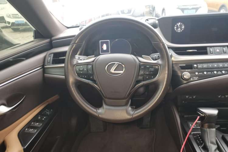 Used Lexus ES 2020 300h Deluxe Edition
