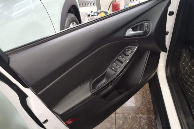 Used Ford Focus 2017 Sedan 1.6L Manual Fashion Edition Smart Drive Version
