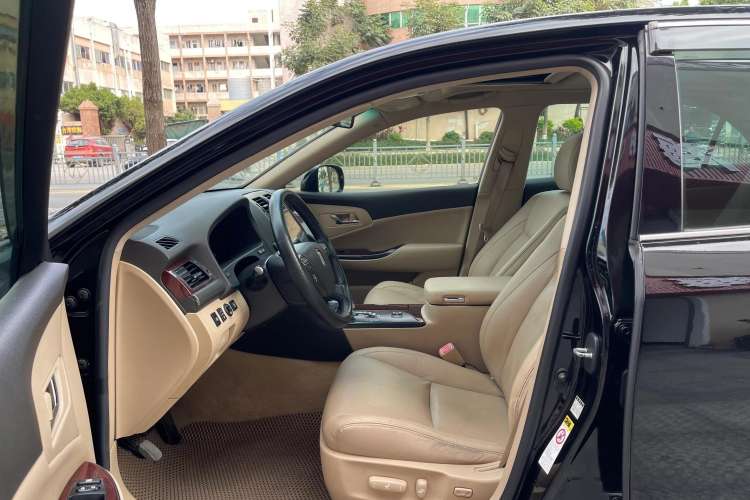 Used Toyota Crown 2011 2.5L Royal Special Edition with Leather and Sunroof