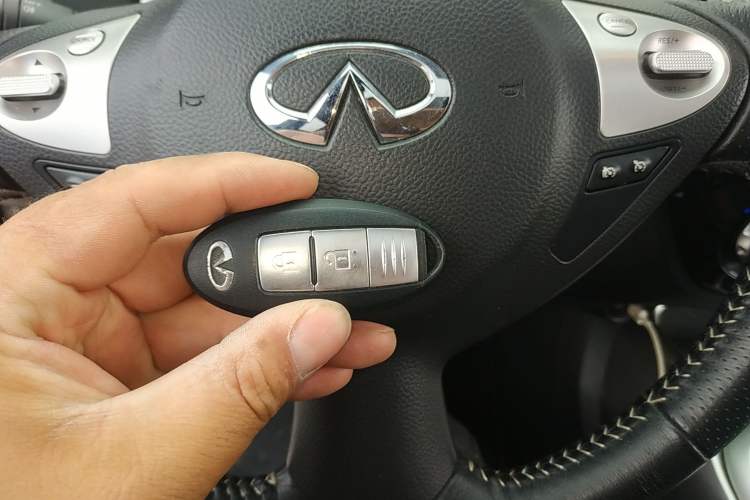 Used Infiniti ESQ 2014 1.6L Spontaneous Edition
