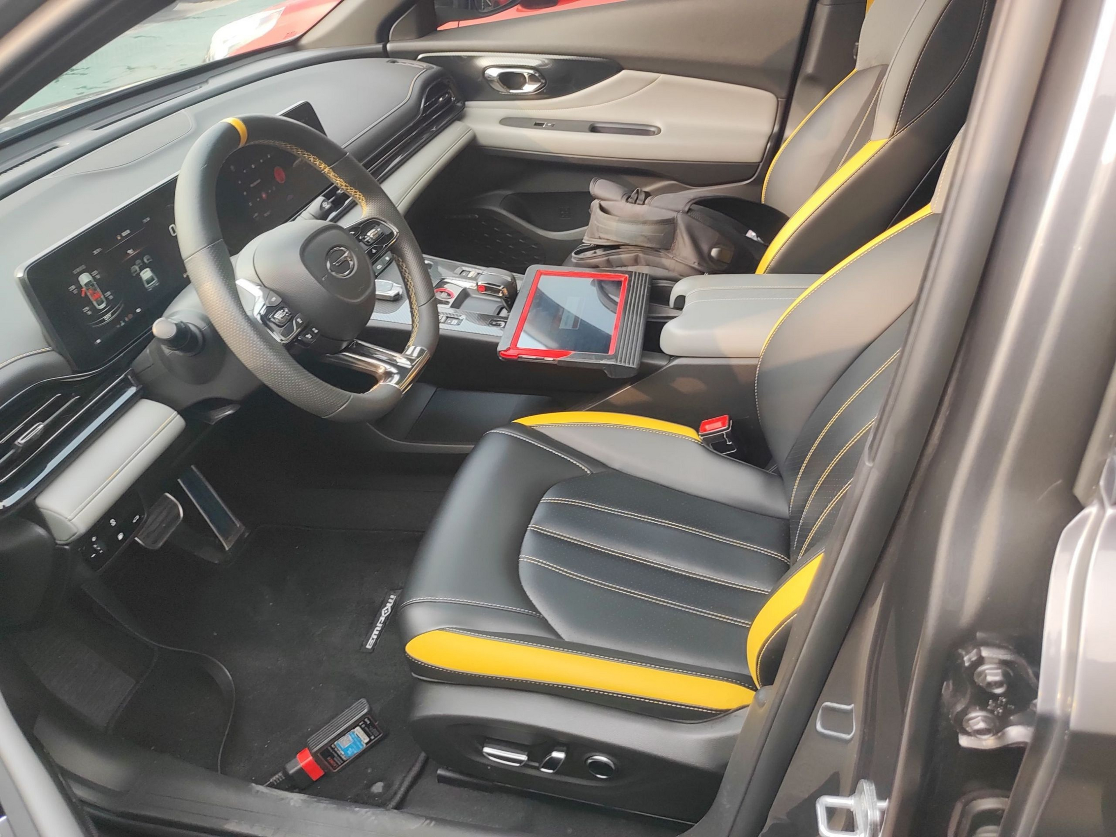 المقاعد الأمامية داخل السيارة