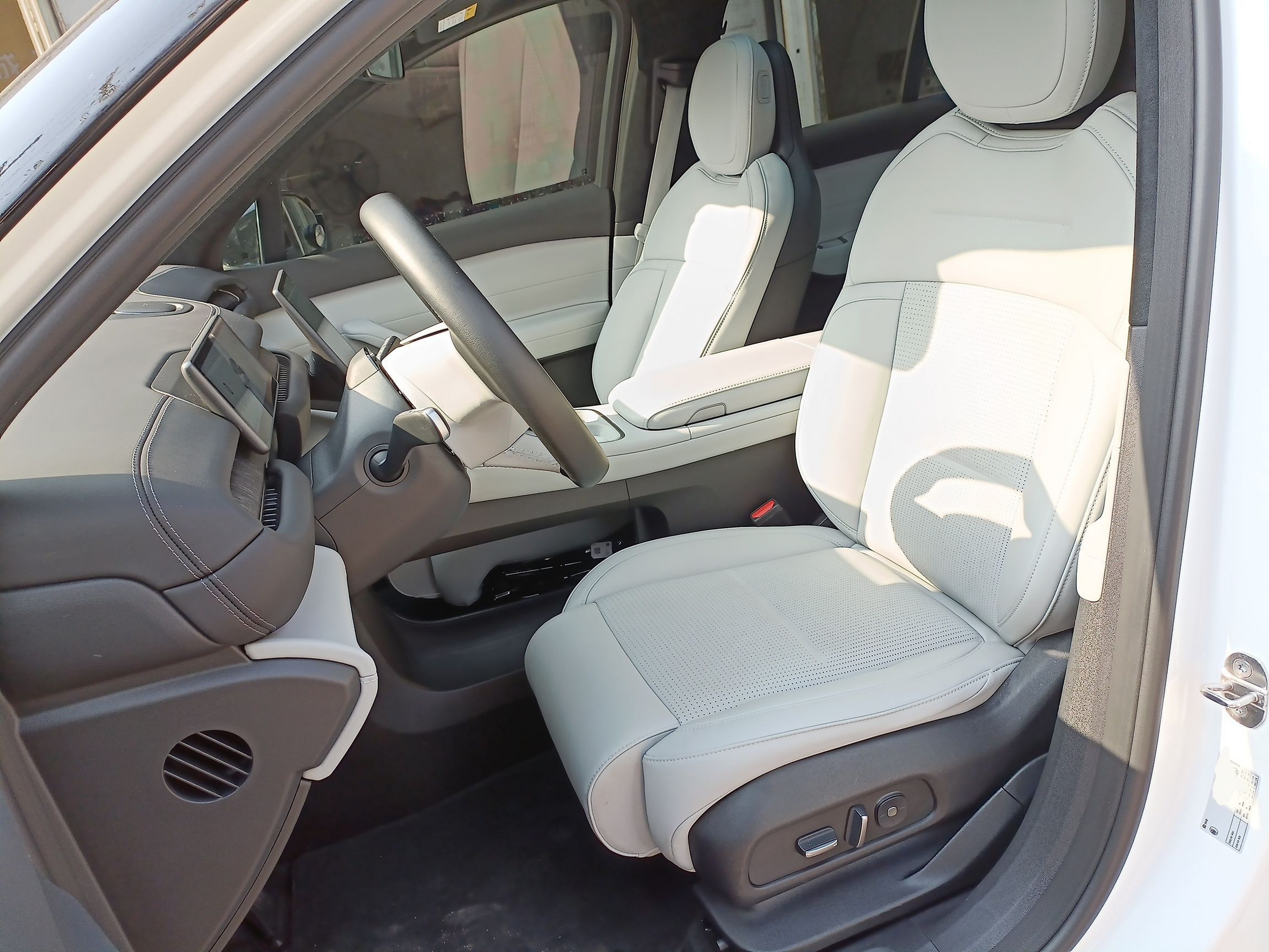 Переднее сиденье в автомобиле