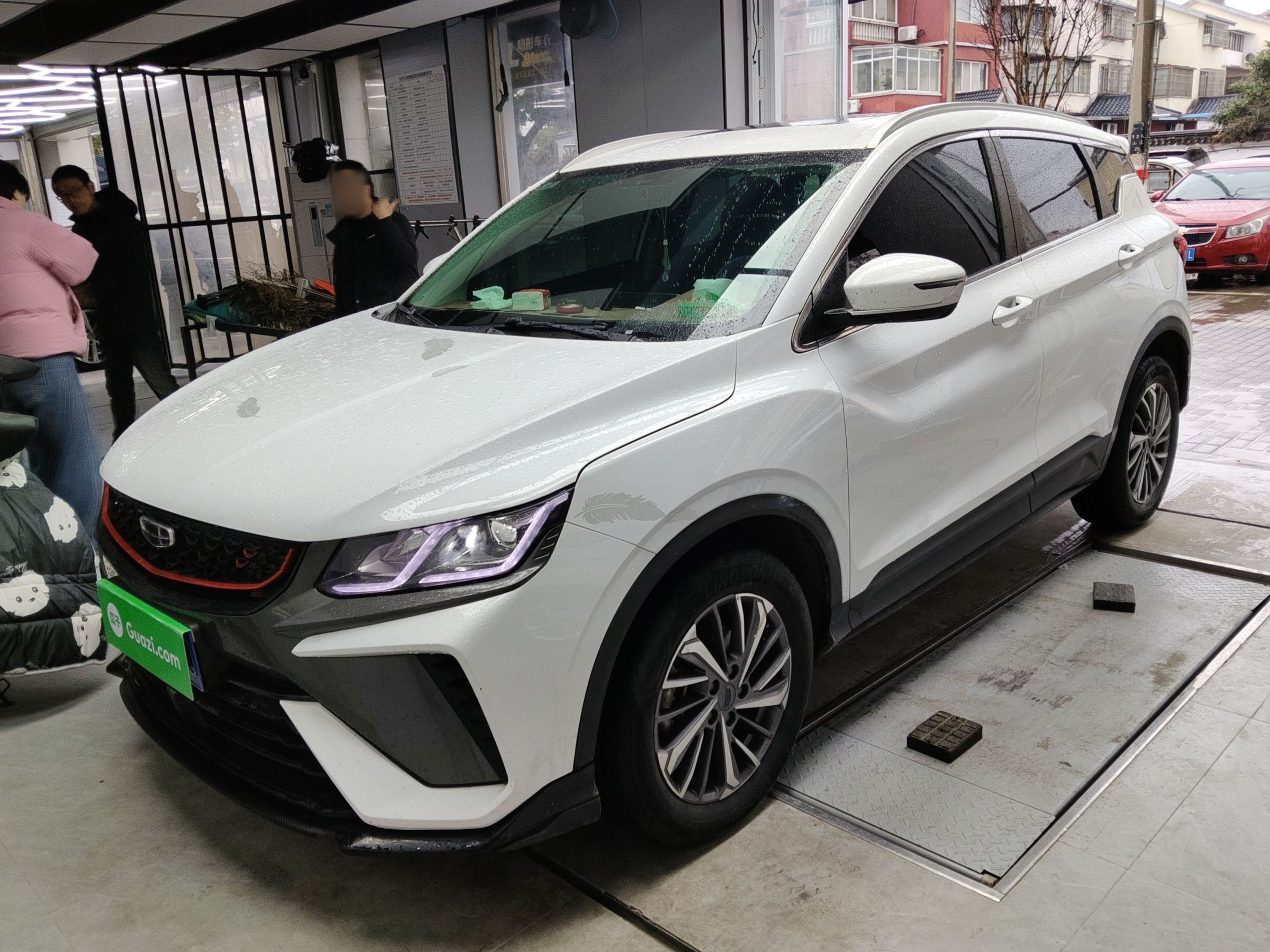 Под передней частью автомобиля