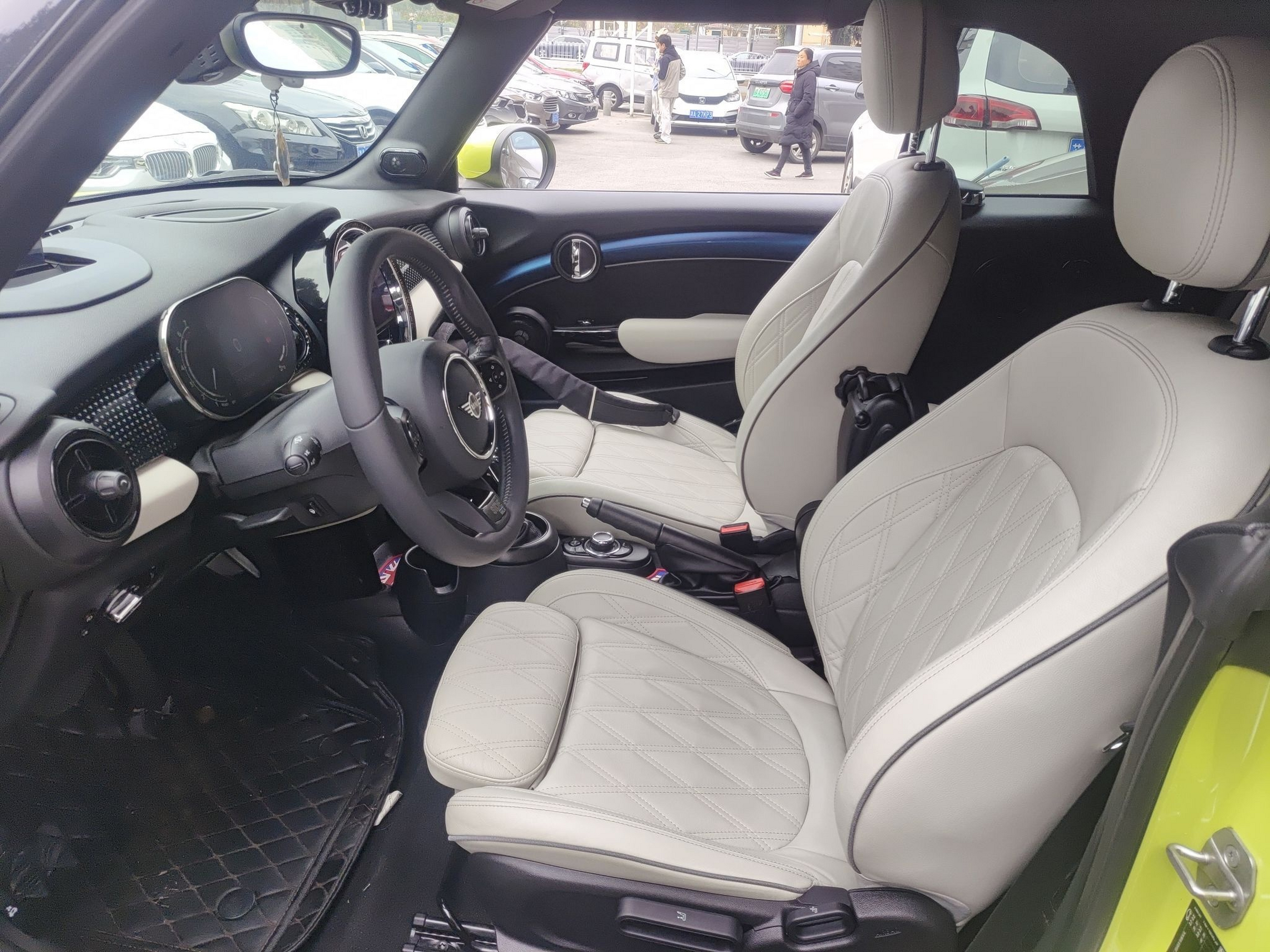 المقاعد الأمامية داخل السيارة