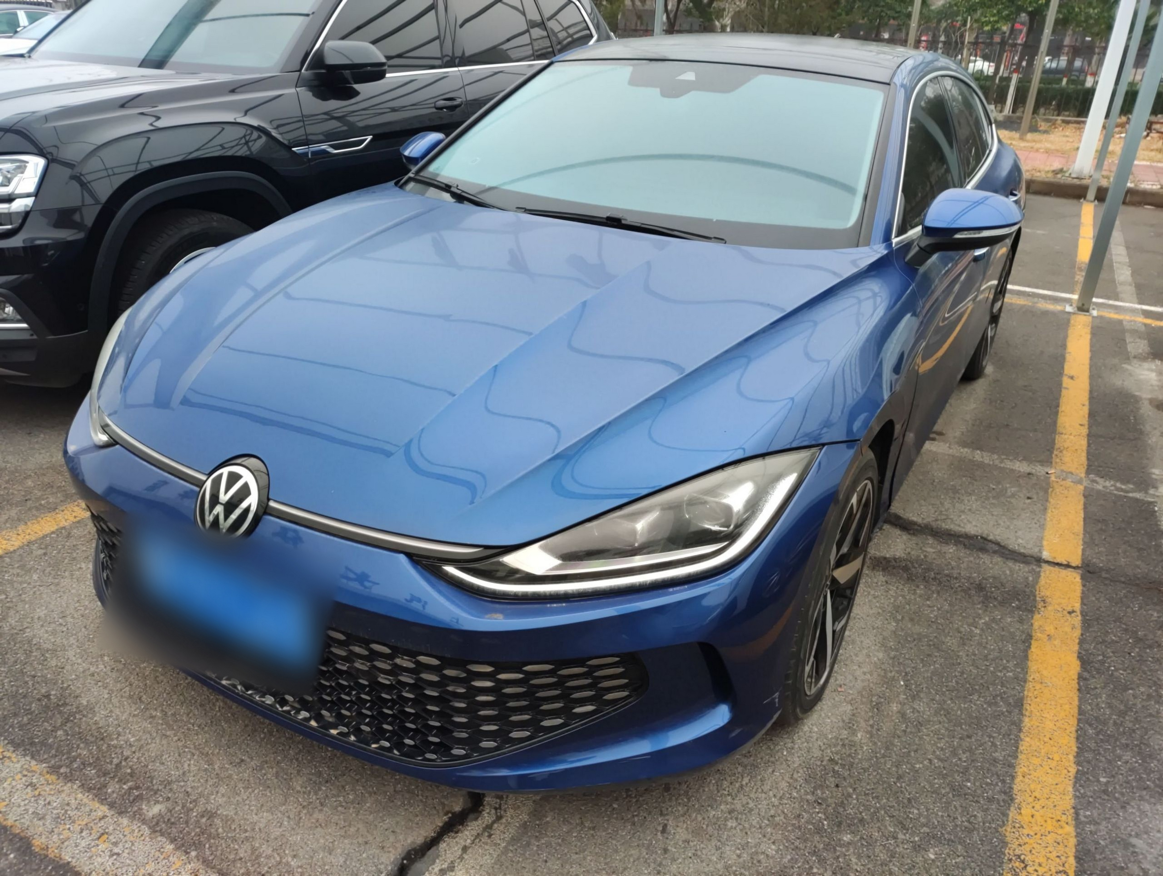 Под передней частью автомобиля