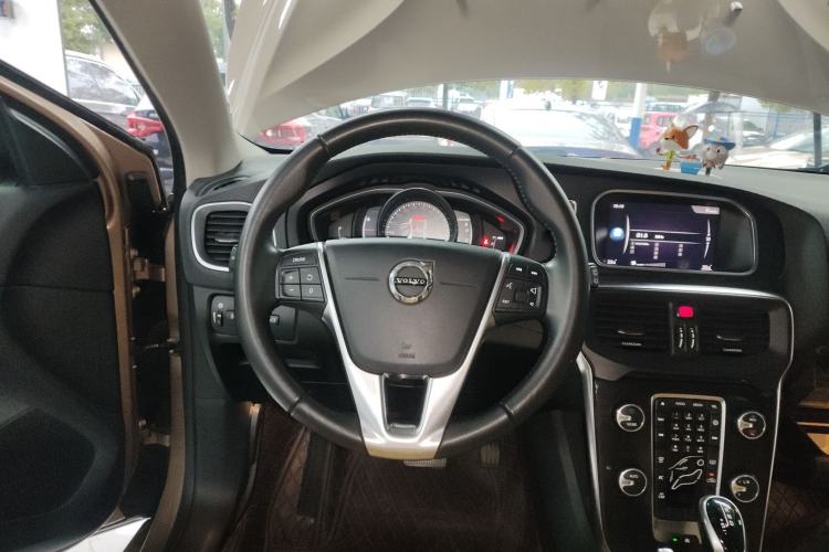 Used Volvo V40 2017 T3 Zhiyi Edition

