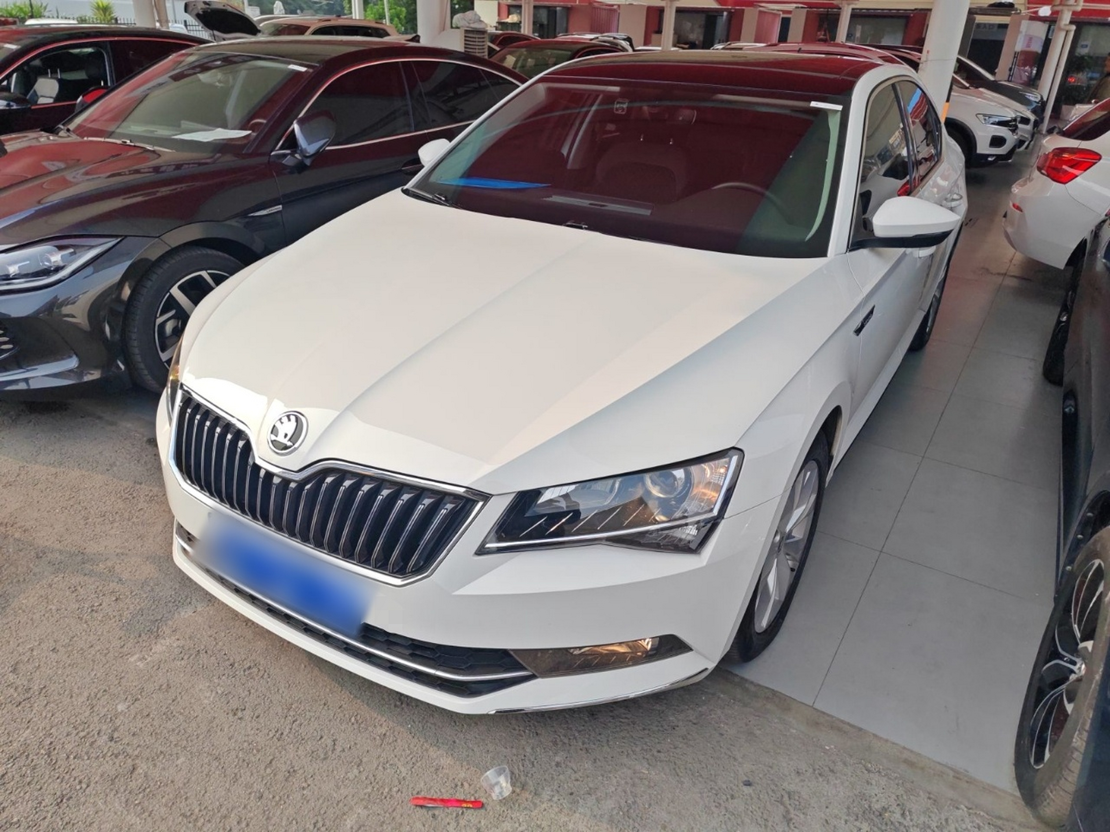 تحت مقدمة السيارة