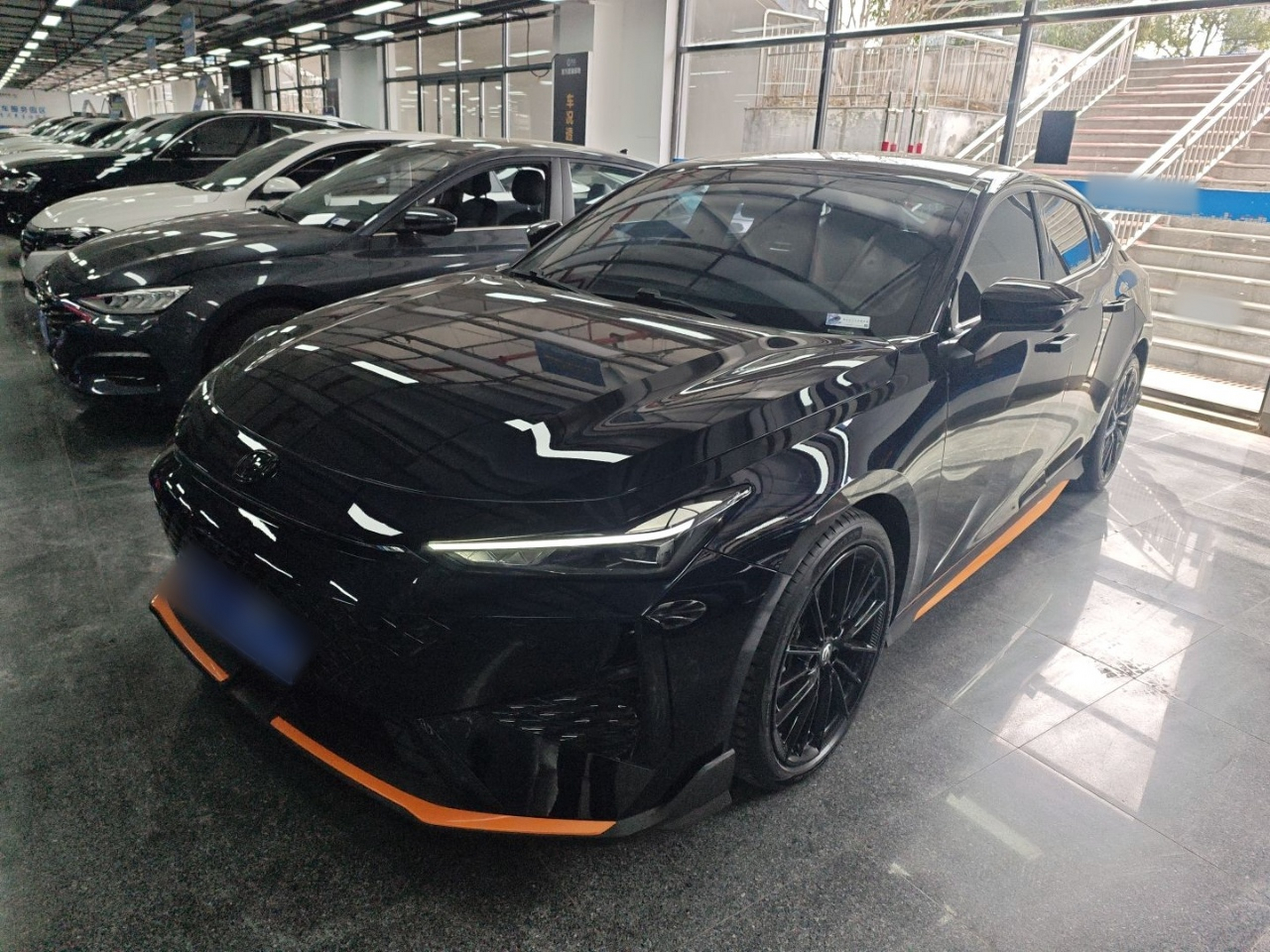 Под передней частью автомобиля