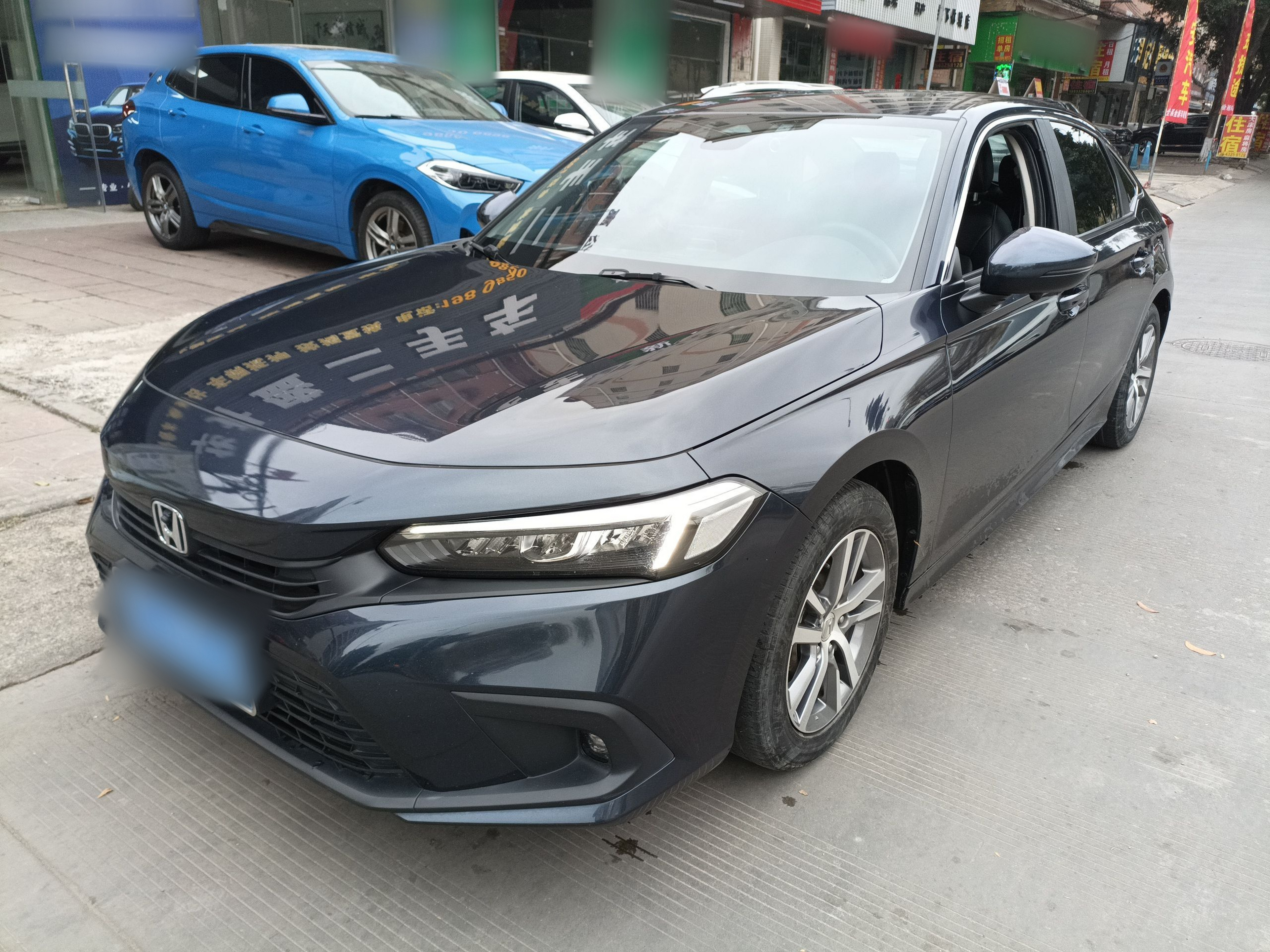 Под передней частью автомобиля