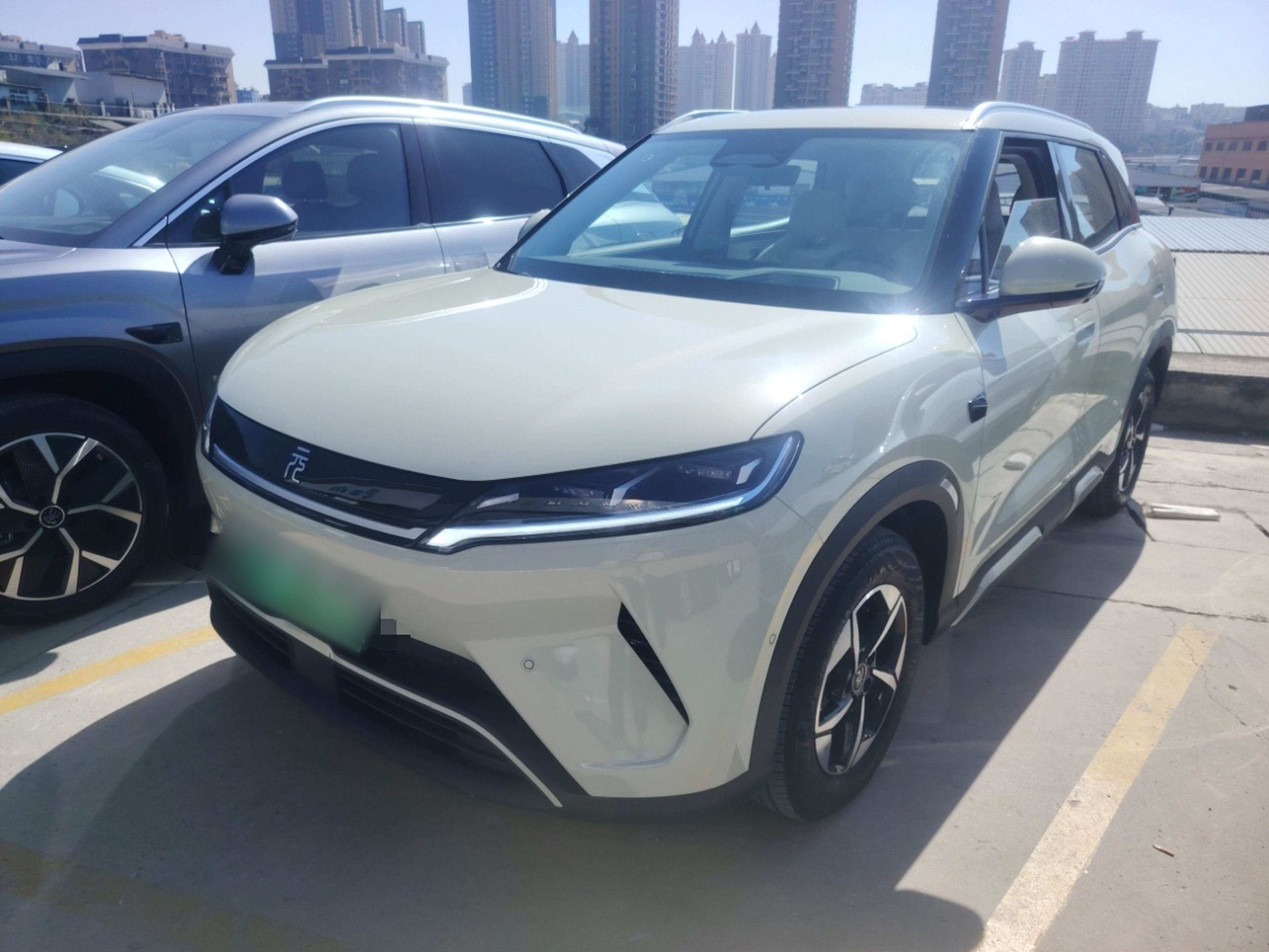 Под передней частью автомобиля