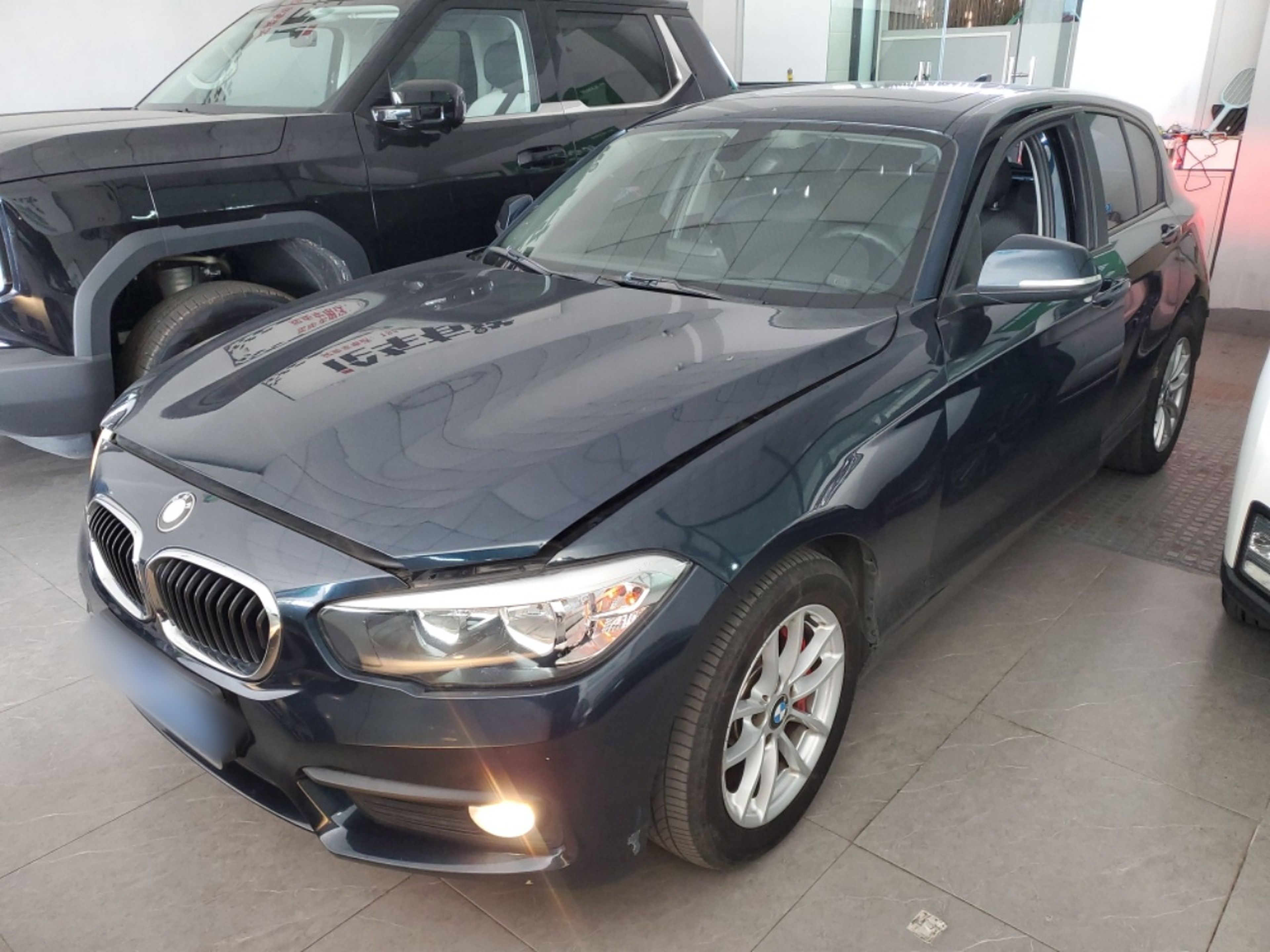 تحت مقدمة السيارة