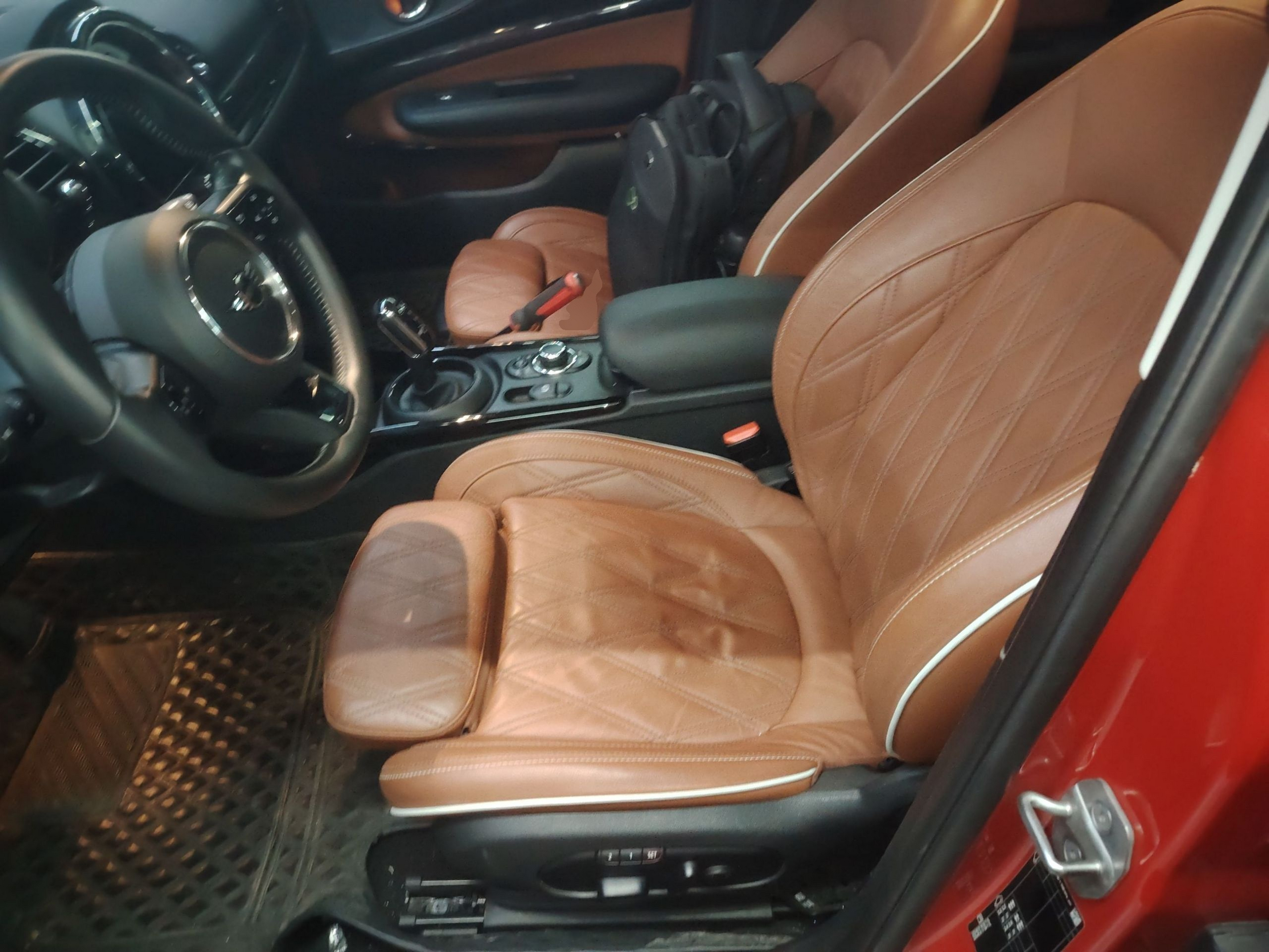 المقاعد الأمامية داخل السيارة