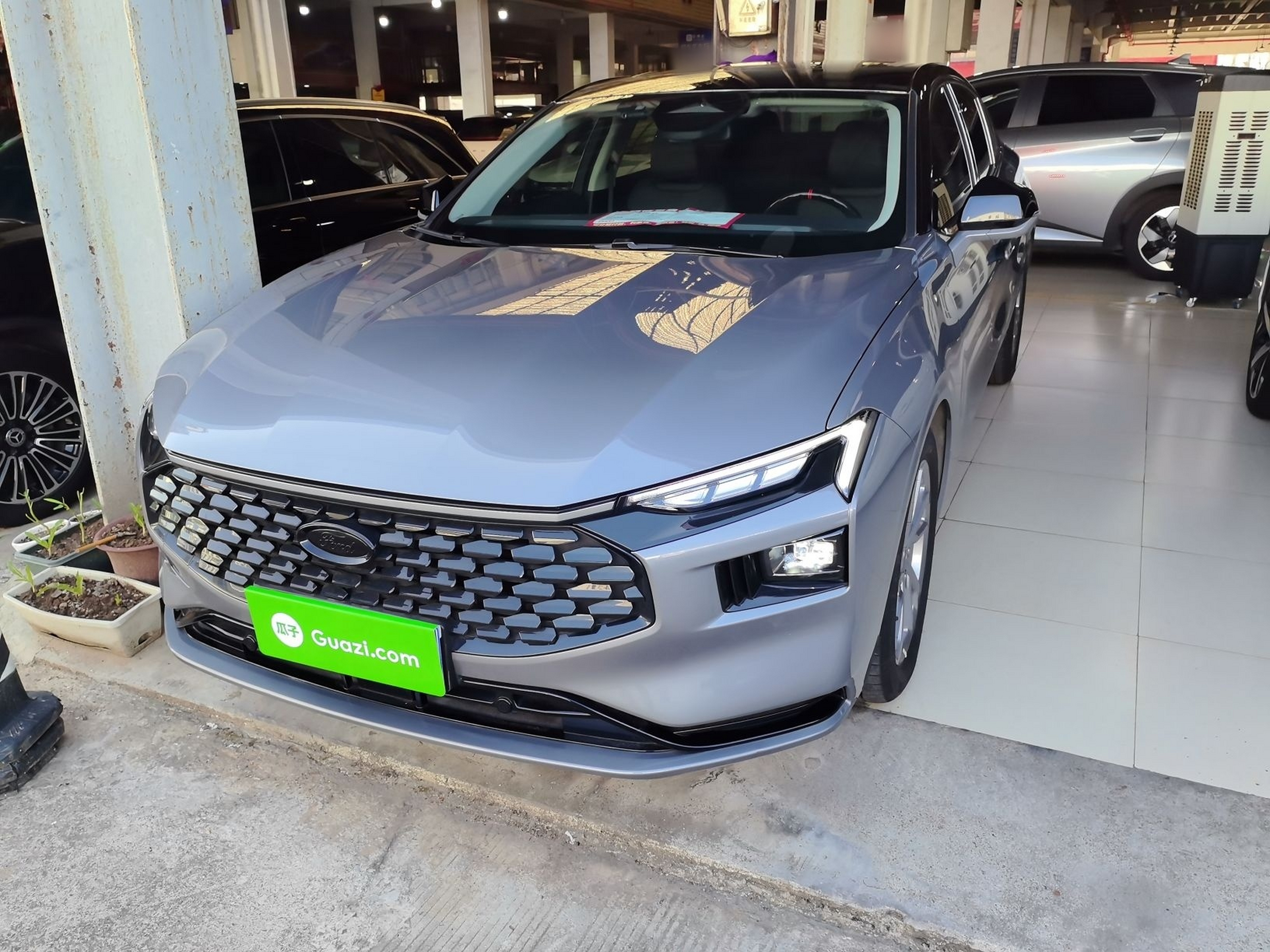 تحت مقدمة السيارة