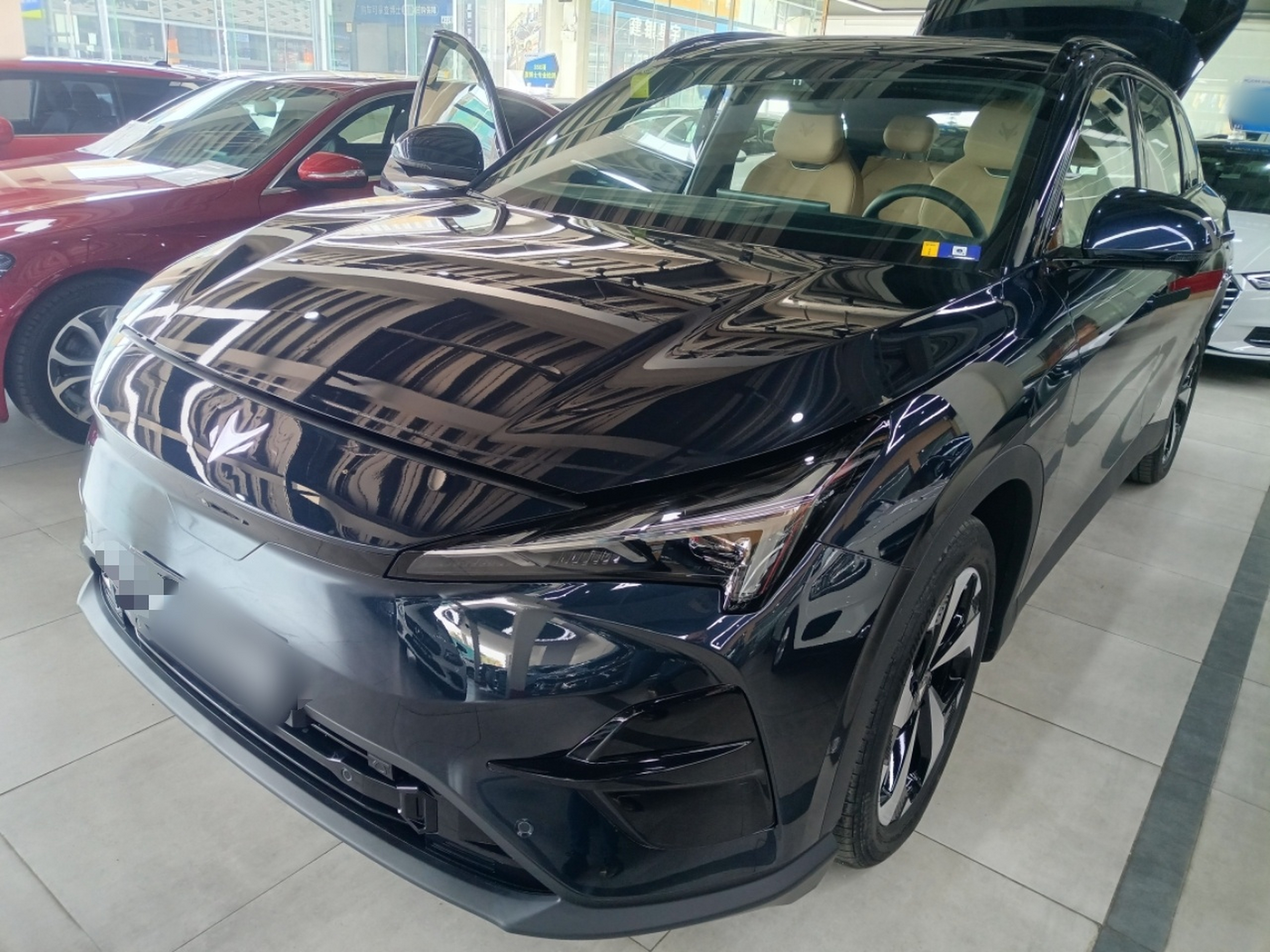 تحت مقدمة السيارة