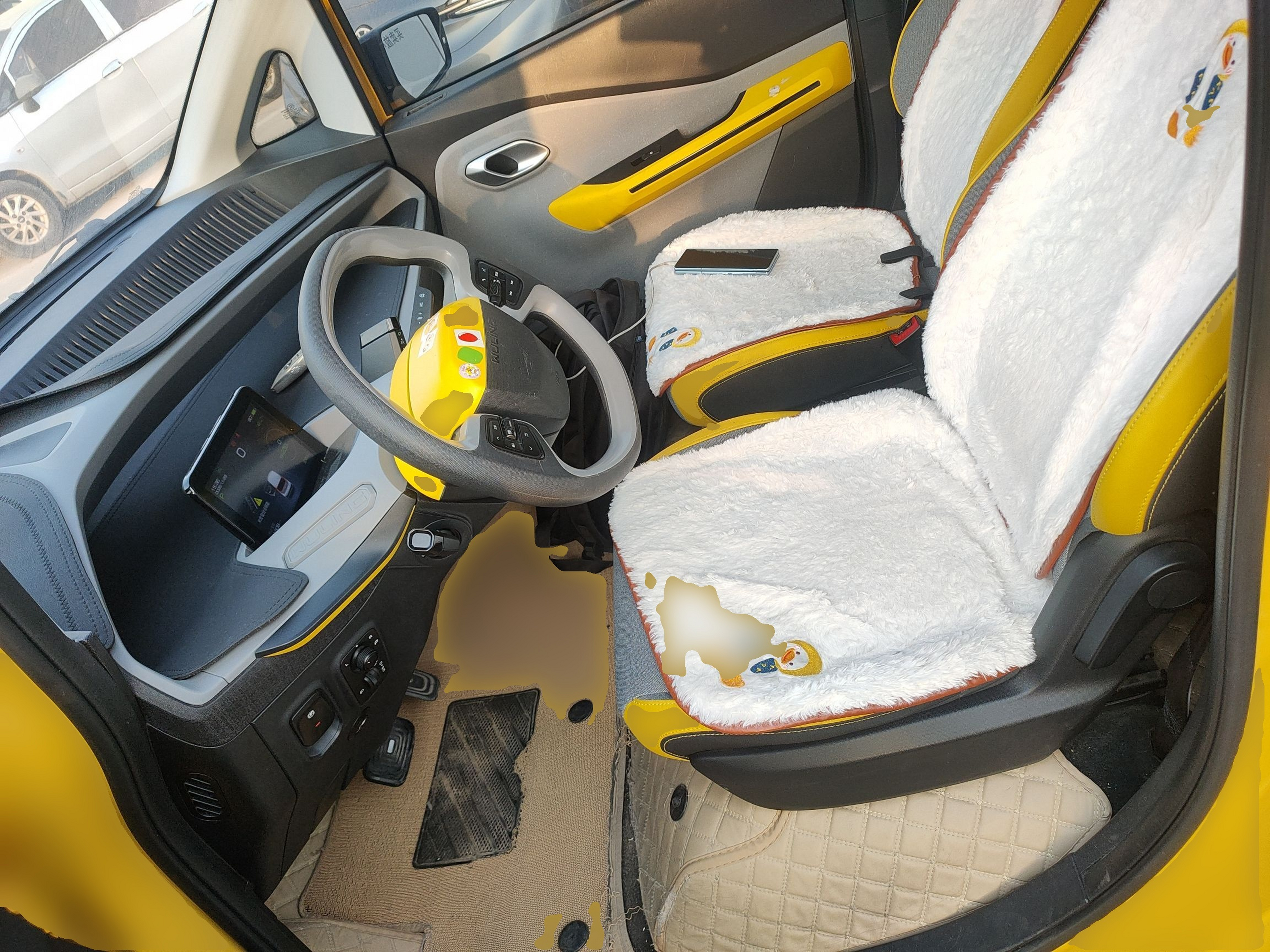 المقاعد الأمامية داخل السيارة