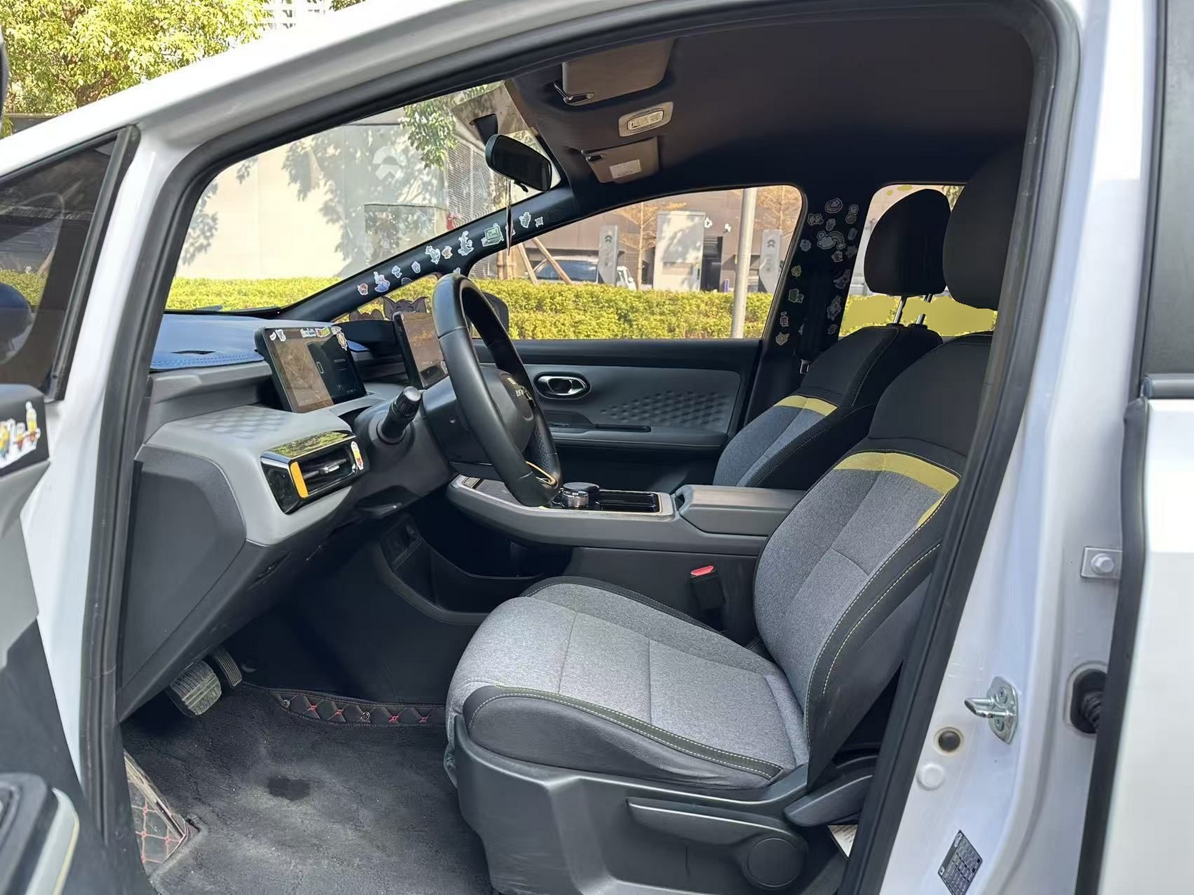 المقاعد الأمامية داخل السيارة