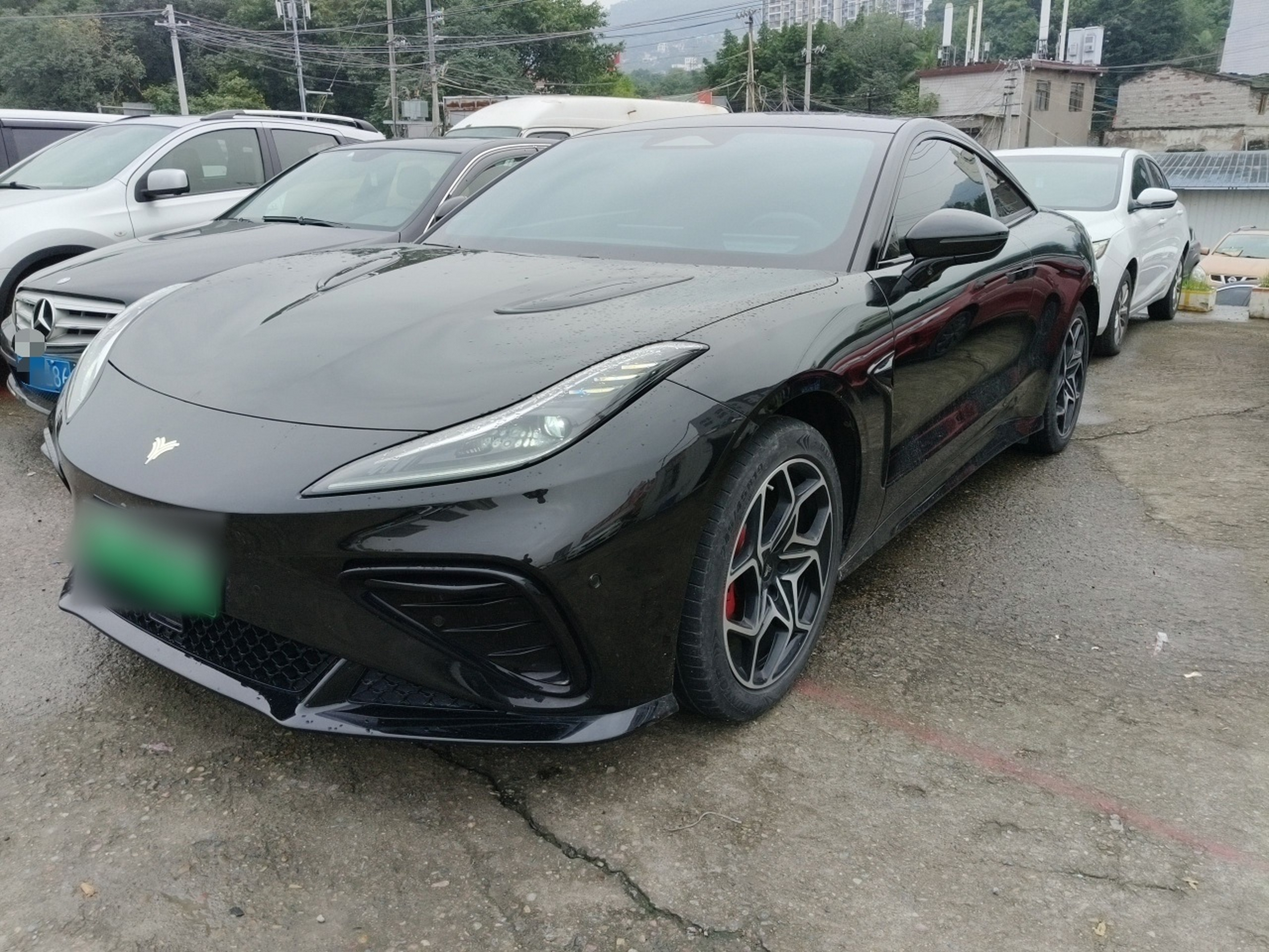 تحت مقدمة السيارة