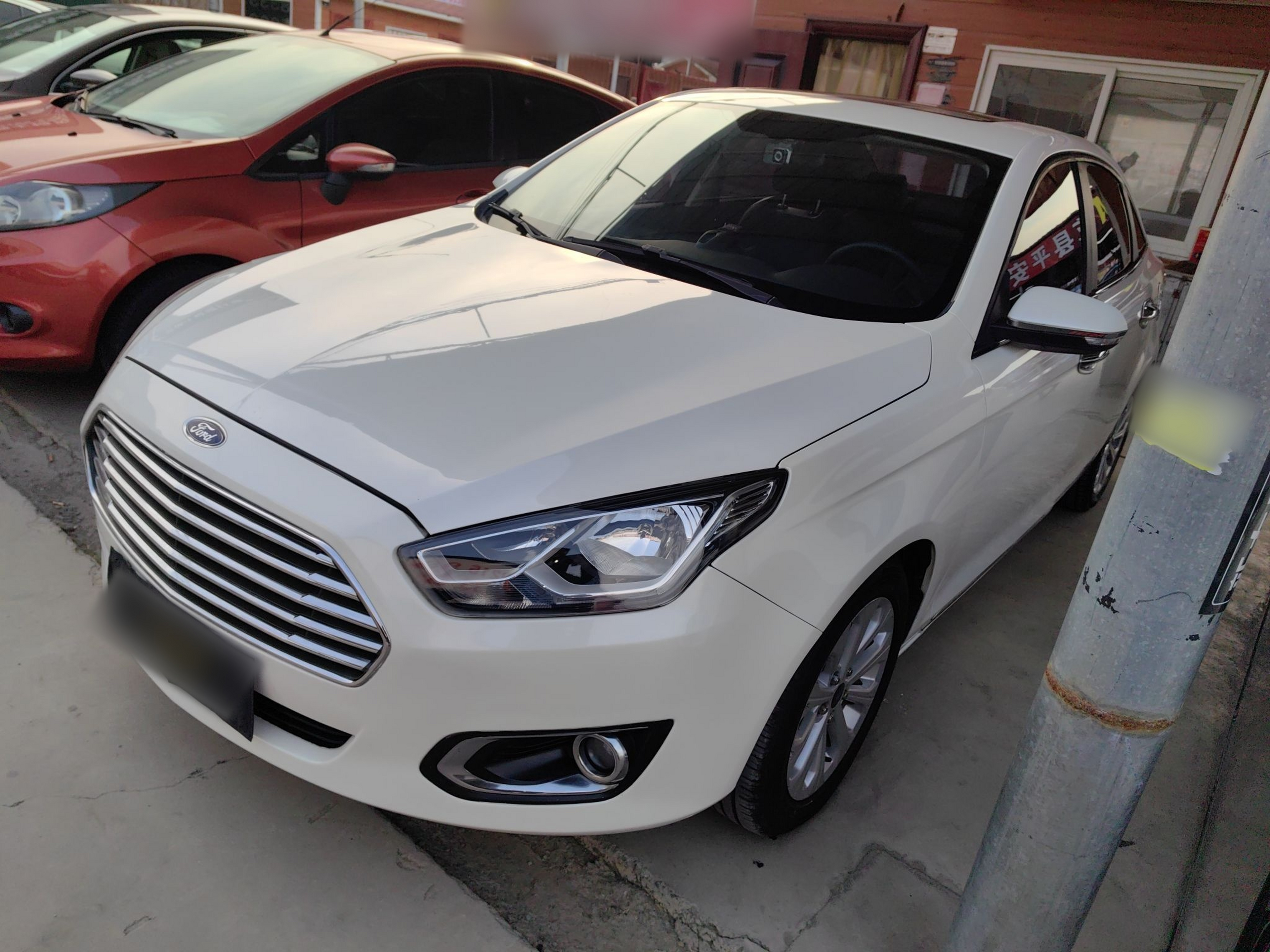 Под передней частью автомобиля