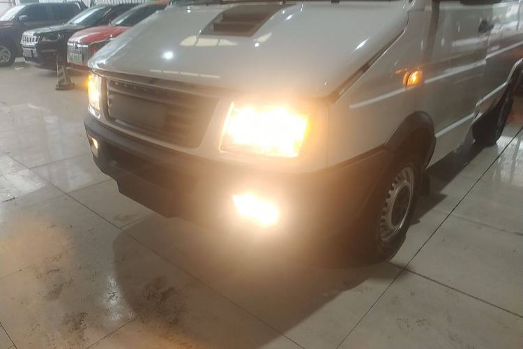 Used Iveco Daily 2017 2.5T A35 Passenger Van 5-7 Seats Model 47Z5
