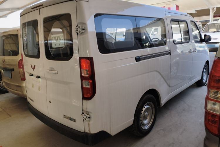 Used Wuling Yangguang 2024 300KM Comfort Version Passenger Van 75kW