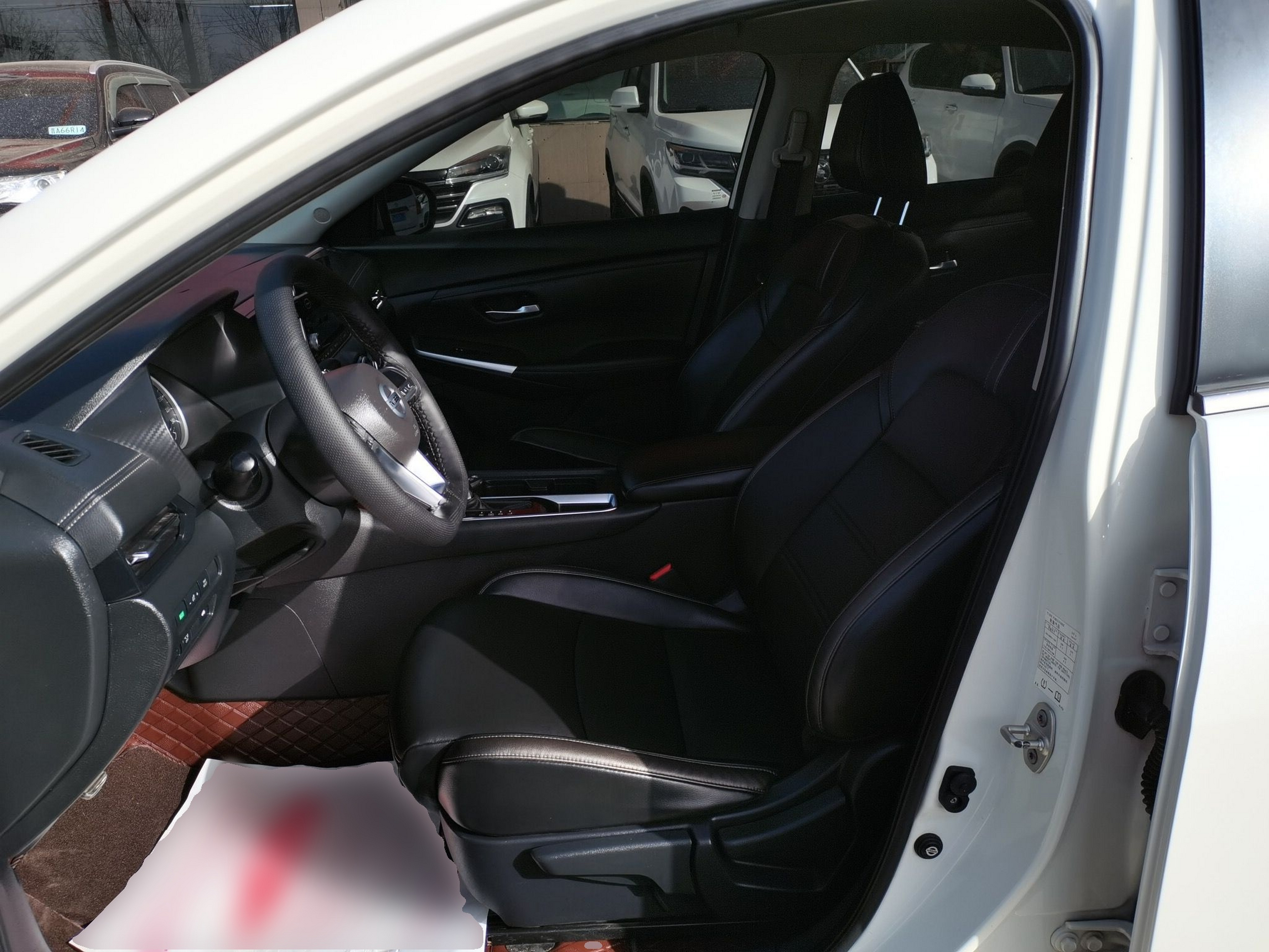 المقاعد الأمامية داخل السيارة