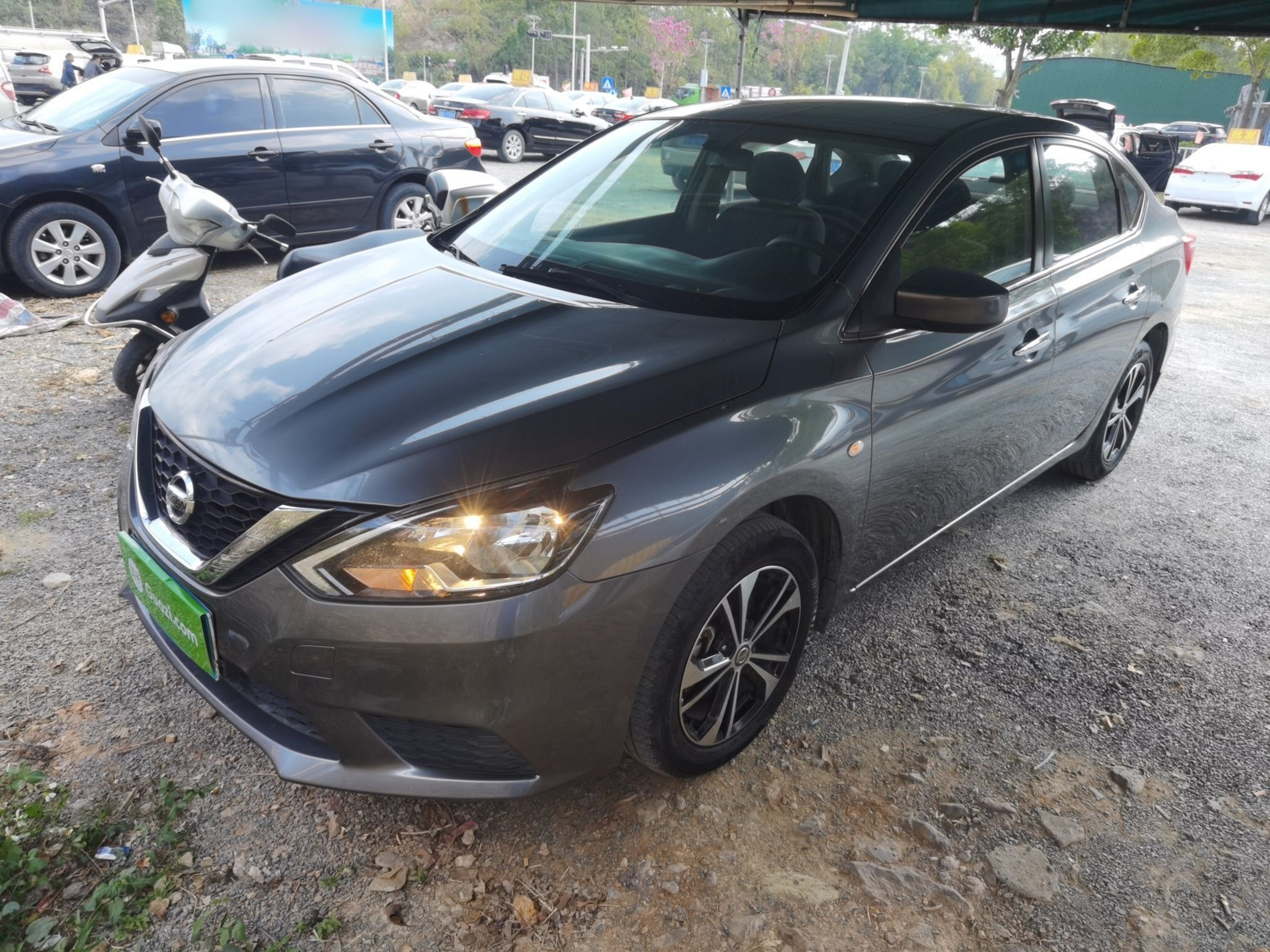 تحت مقدمة السيارة