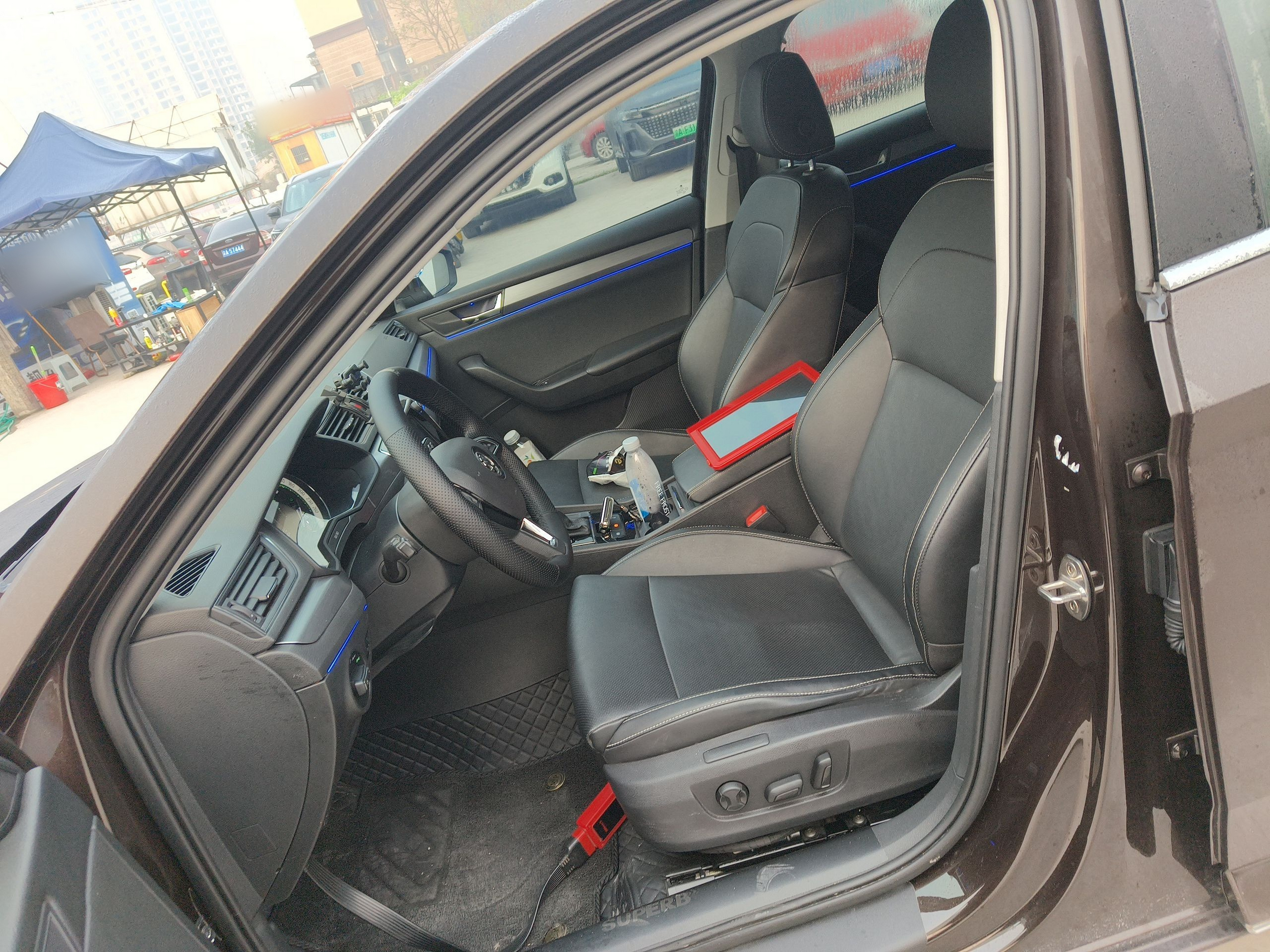 المقاعد الأمامية داخل السيارة