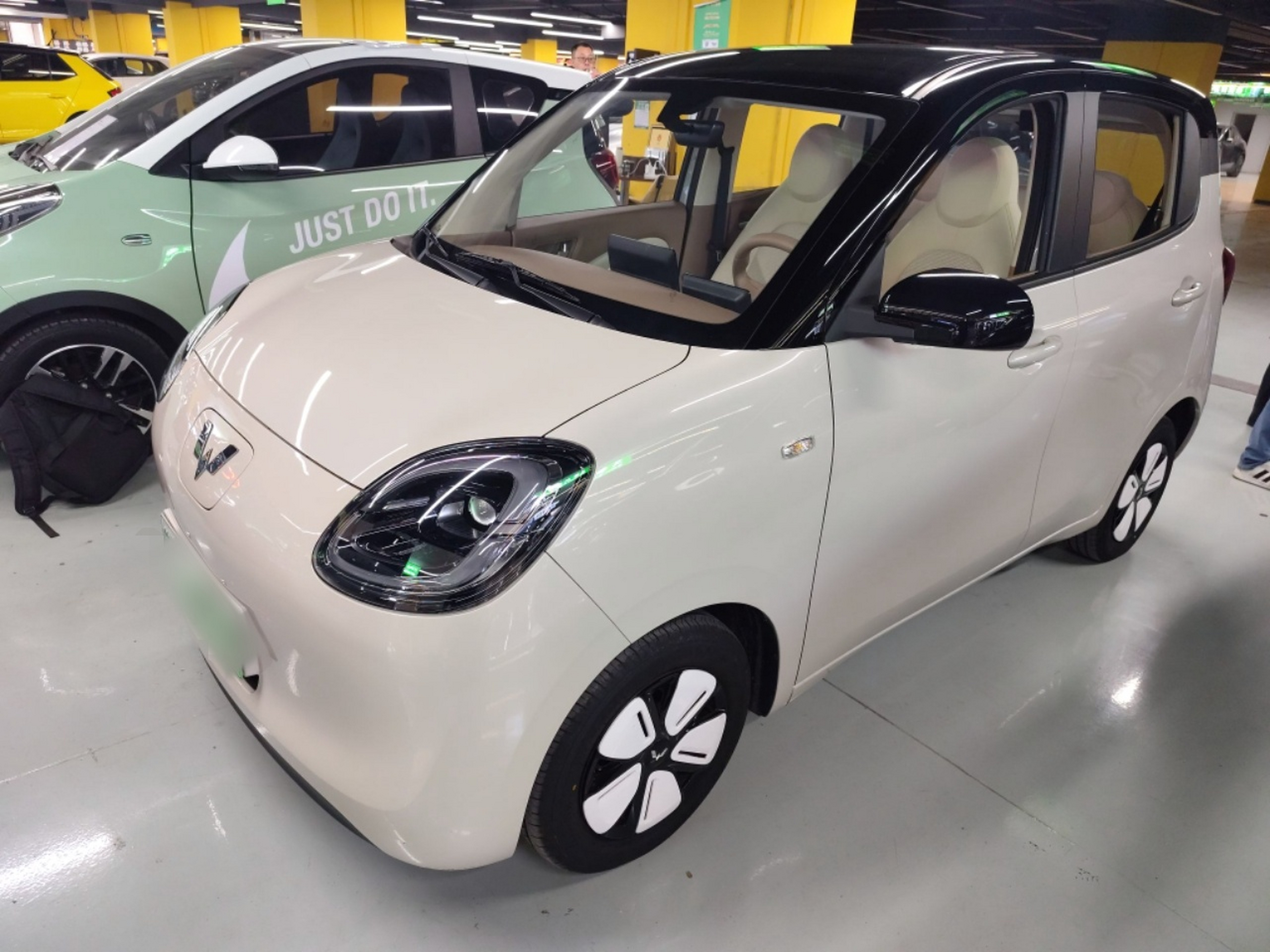 تحت مقدمة السيارة