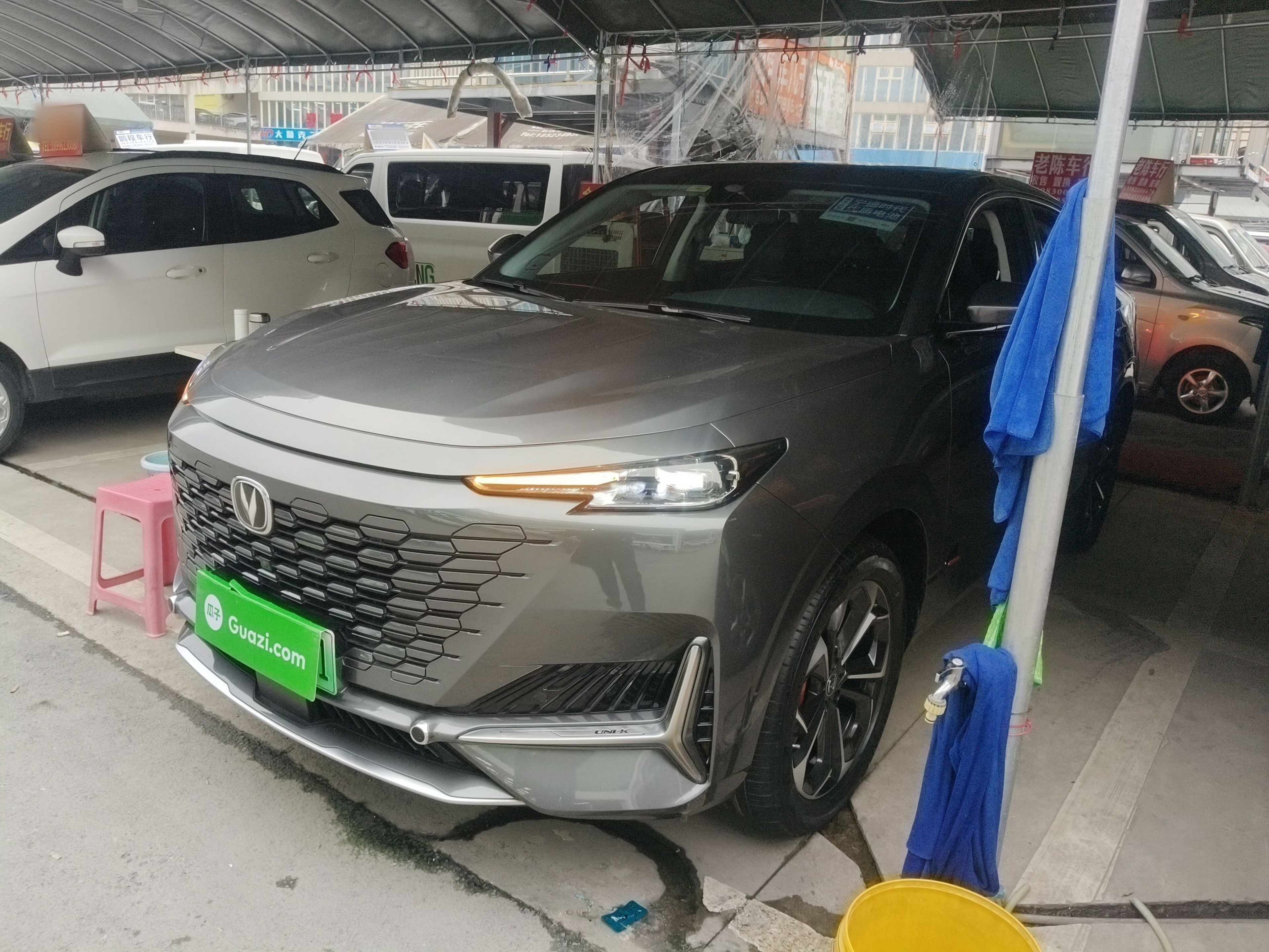 Под передней частью автомобиля