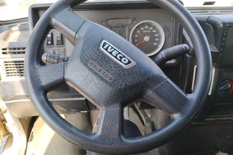 Used Iveco Daily 2021 2.5T A35 M1 Passenger Van 5-9 Seater Short Wheelbase Mid-Roof Design Dual Tires Side Sliding Door
