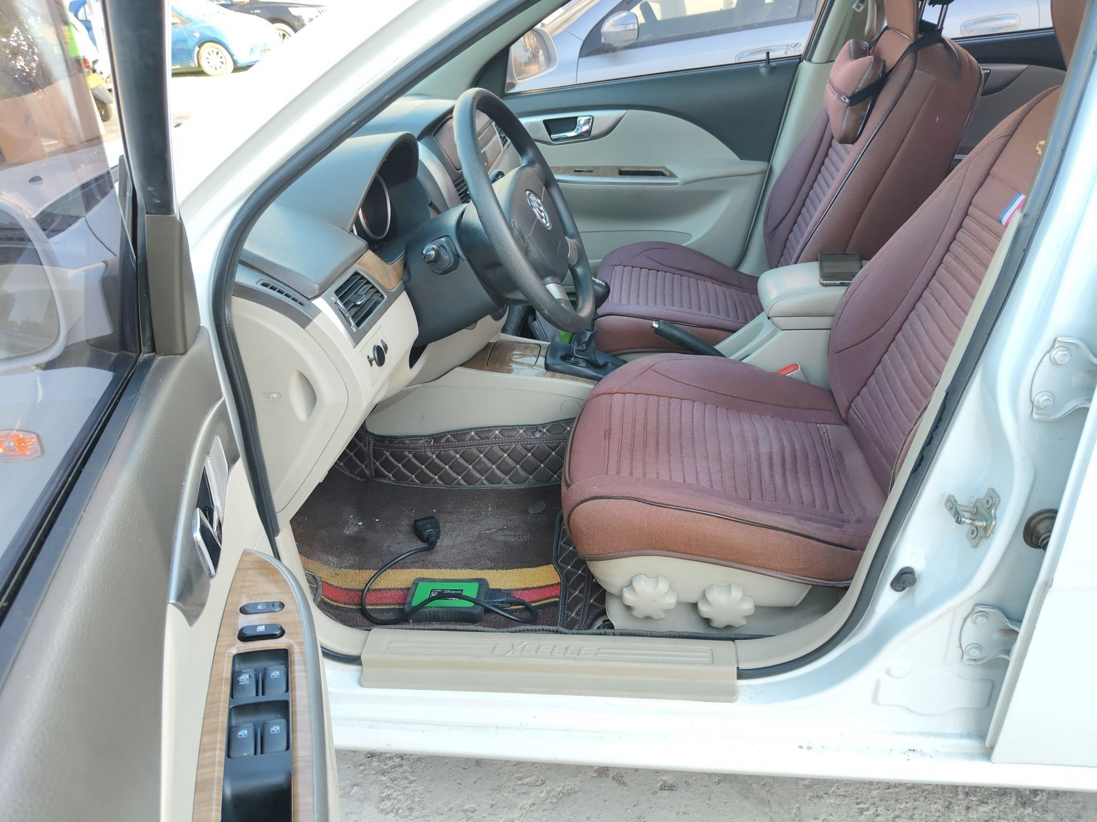 المقاعد الأمامية داخل السيارة