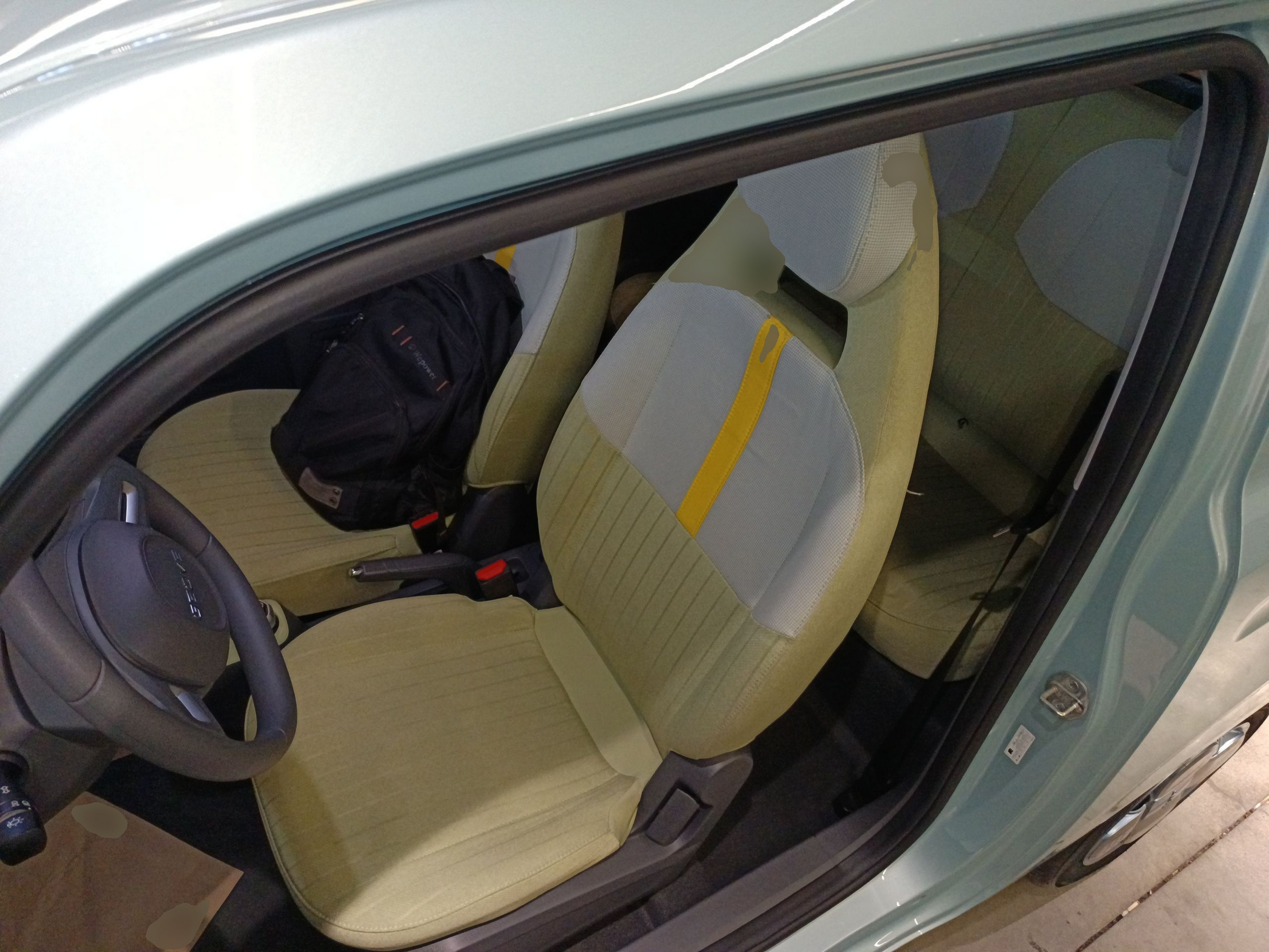 المقاعد الأمامية داخل السيارة