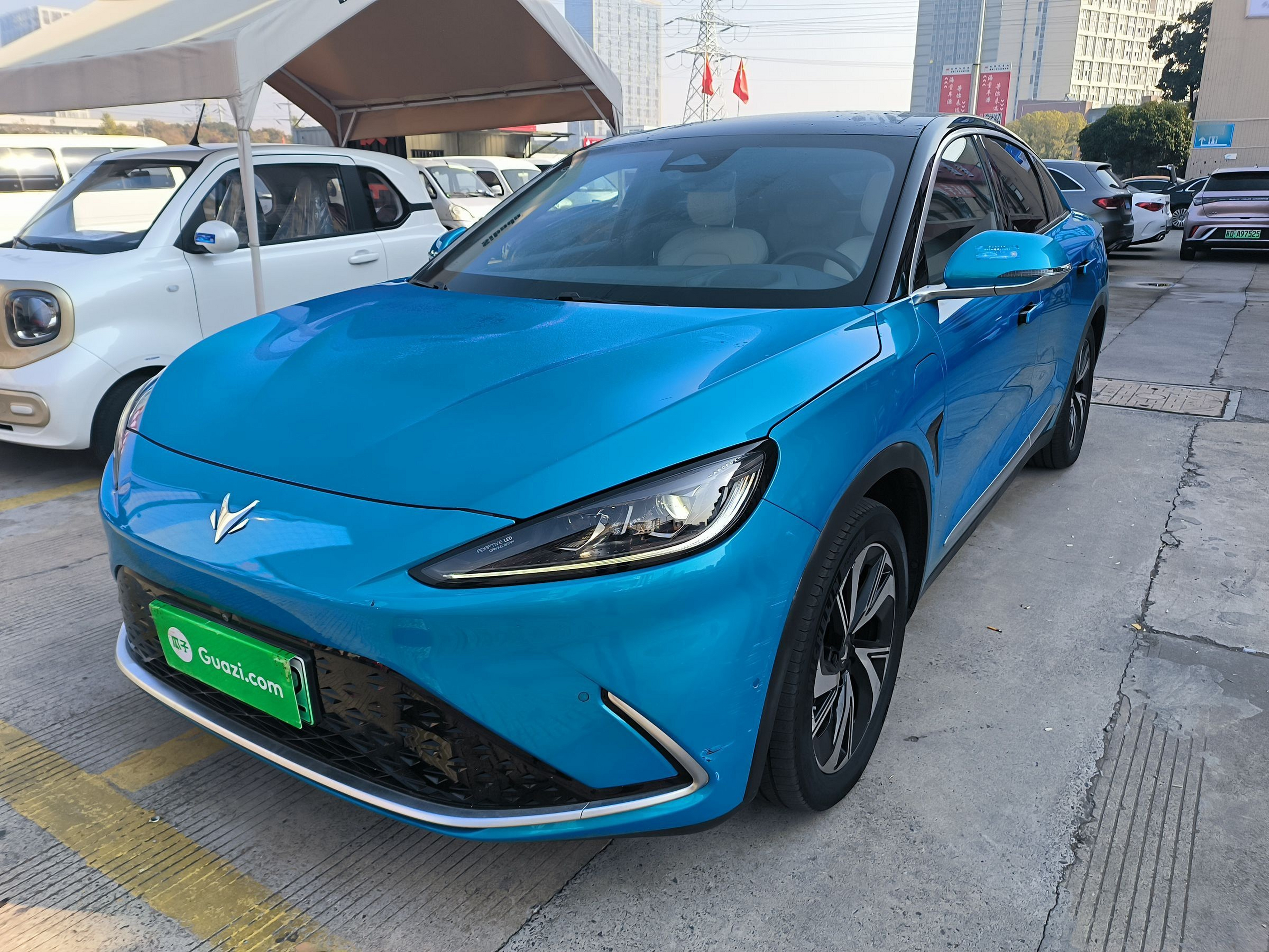 تحت مقدمة السيارة