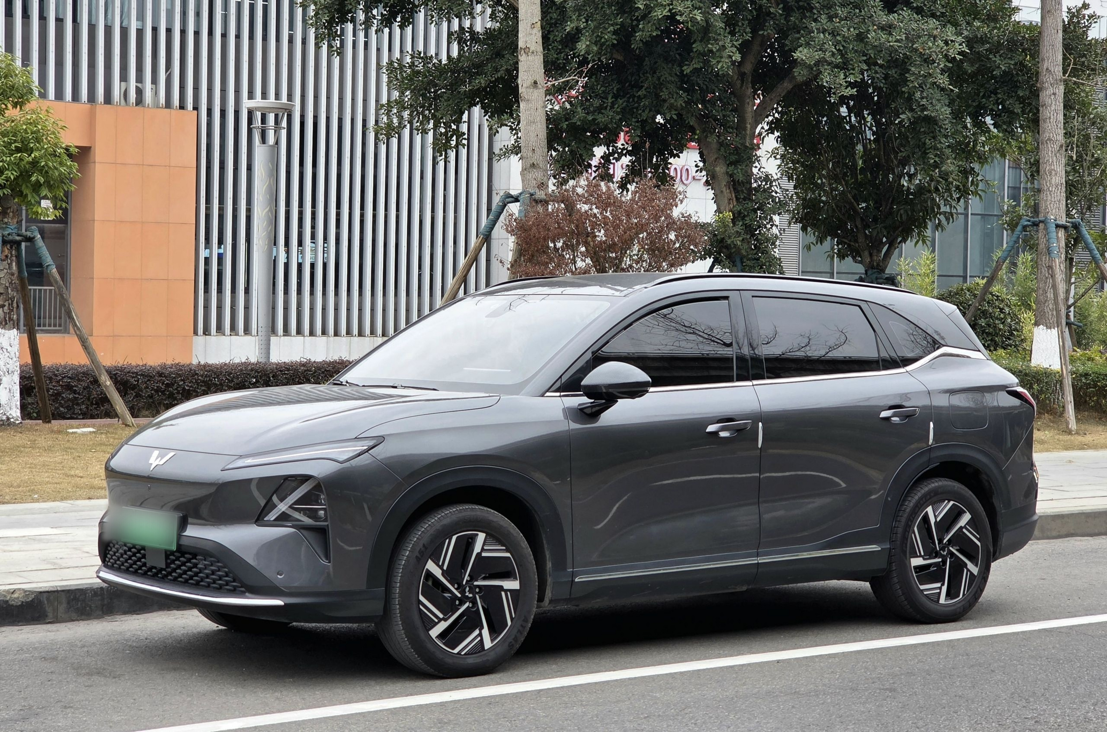 Под передней частью автомобиля