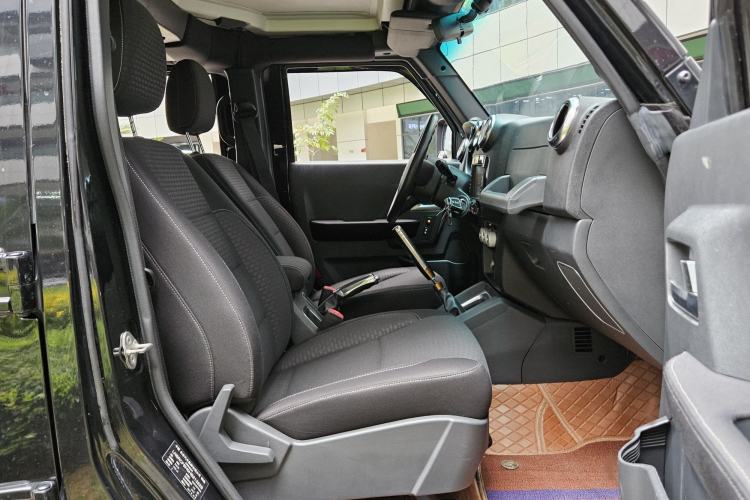 Used Beijing Auto BJ40 2016 40L 2.0T Manual Two-Wheel Drive Luxury Edition
