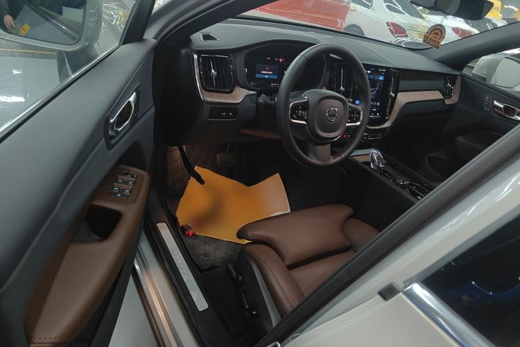 Used Volvo XC60 New Energy 2025 Plug-in Hybrid Long-Range All-Wheel Drive Smart & Luxurious Edition
