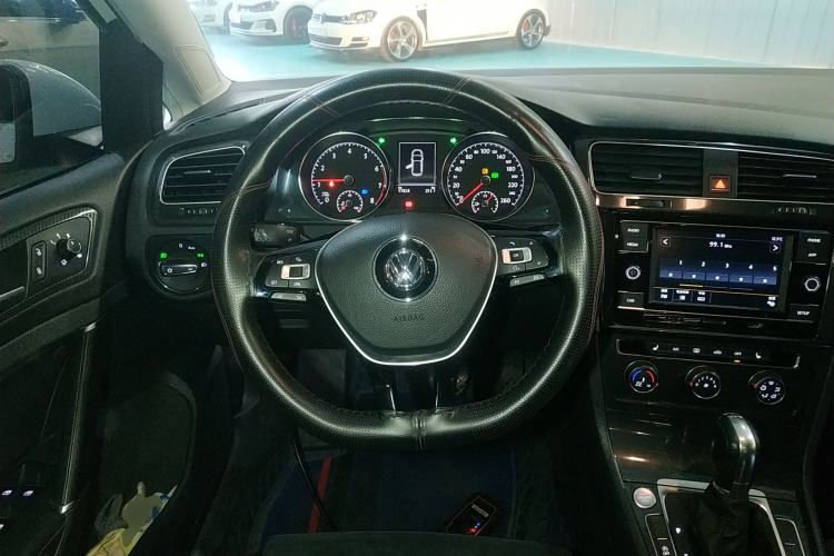 Used Volkswagen Golf 2018 230TSI Automatic Luxury Version
