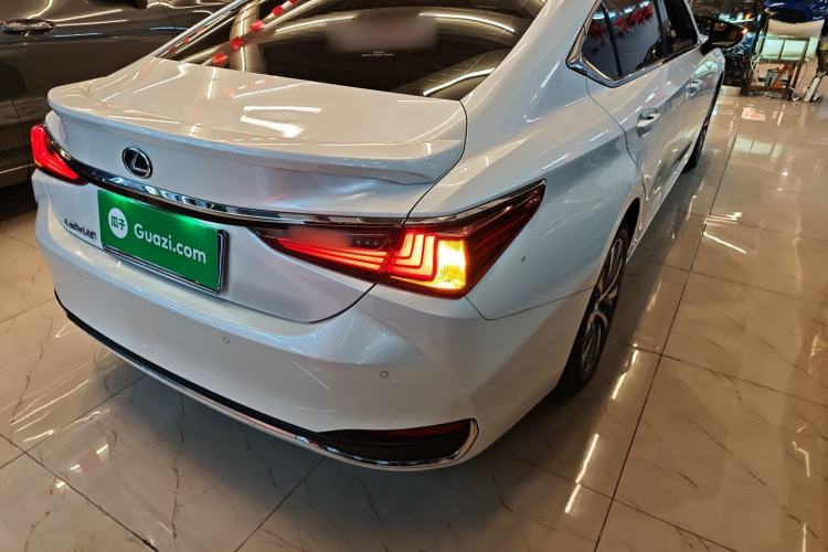 Used Lexus ES 2020 300h Premier Edition
