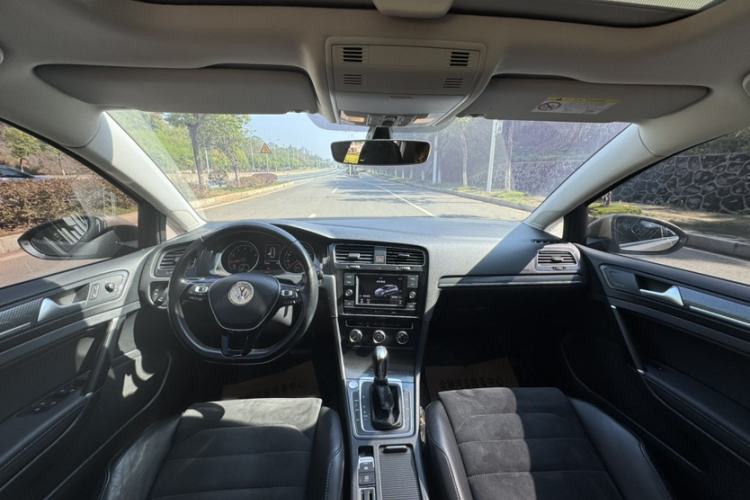 Used Volkswagen Golf 2018 230TSI Automatic Luxury Version
