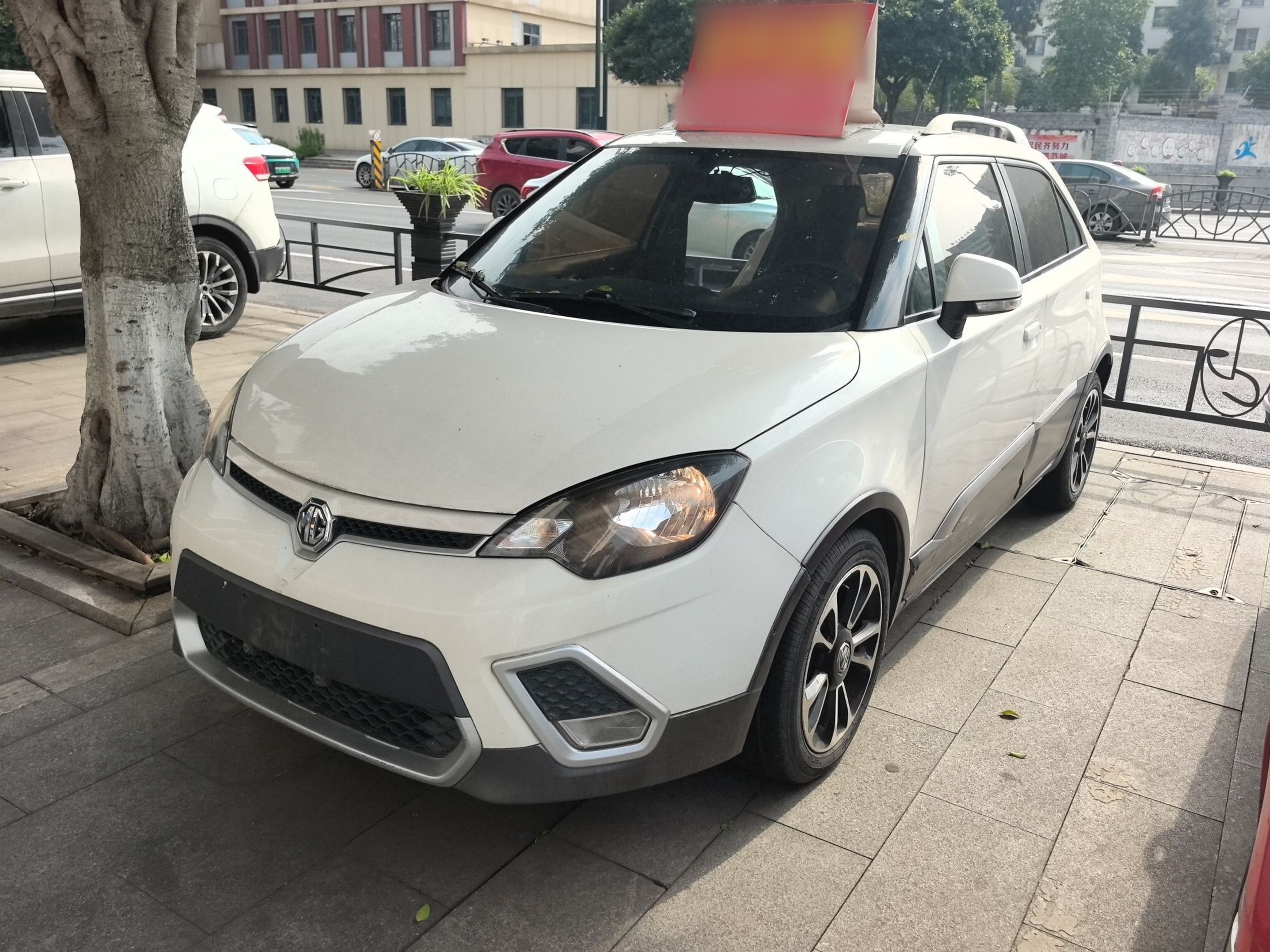 تحت مقدمة السيارة