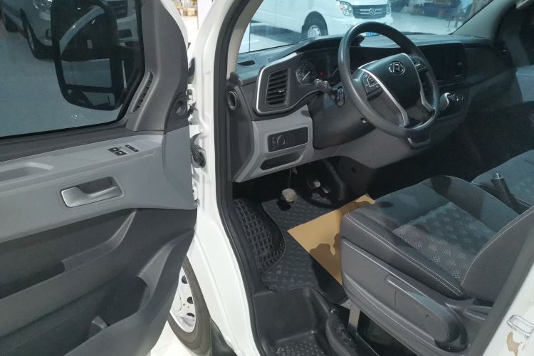 Used SAIC MAXUS Xintu V80 2025 Value Edition City Distribution King 2.0T Manual Long Wheelbase Mid-Roof 127 Ps 3 Seats
