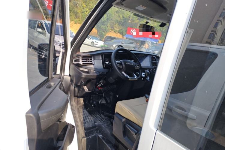 Used JMC Fushun 2023 2.0T Automatic Short-Wheelbase Low-Roof Commercial & Multi-Purpose Passenger Vehicle 6 Seats with Lift-Up Tailgate
