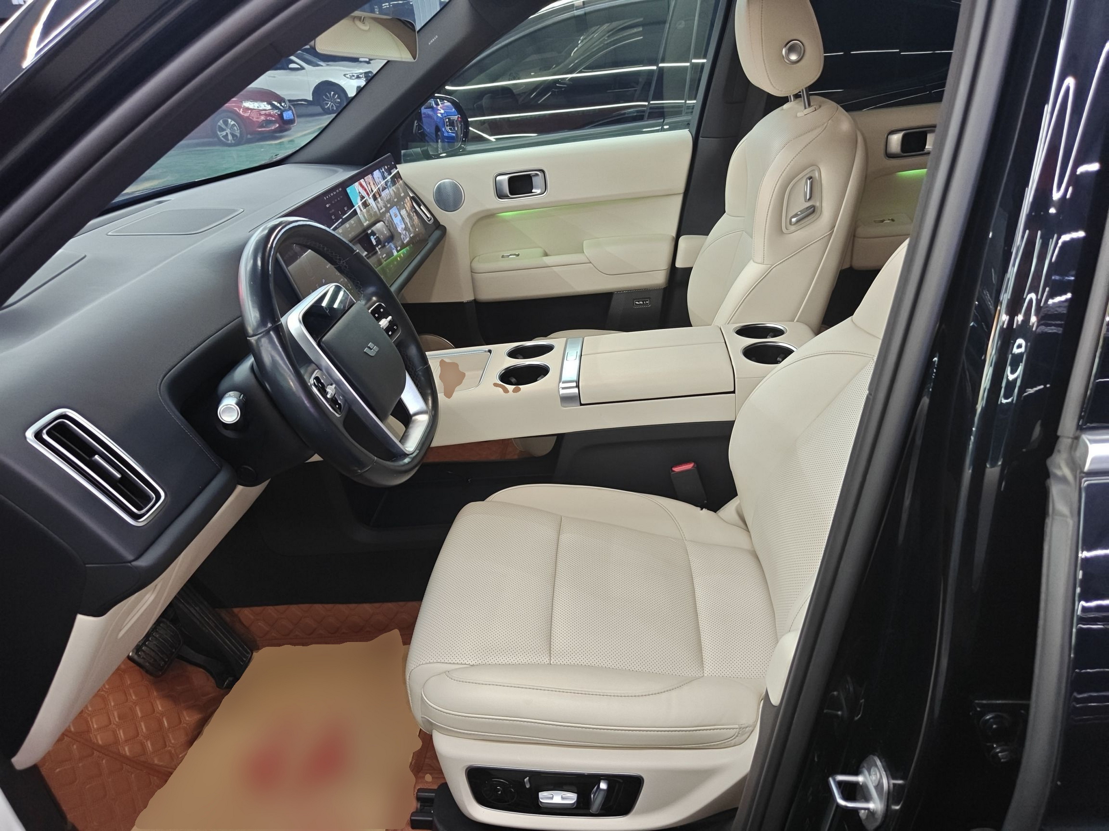 المقاعد الأمامية داخل السيارة