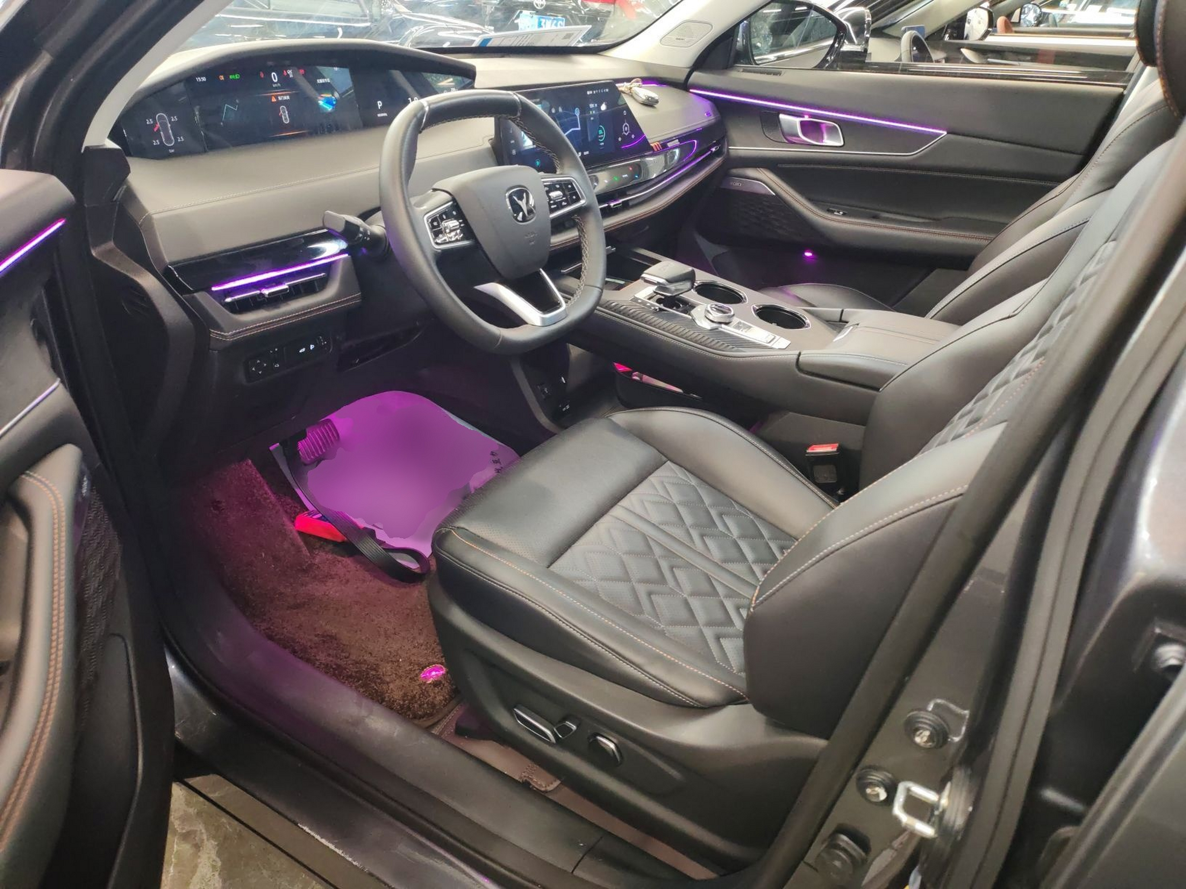 المقاعد الأمامية داخل السيارة