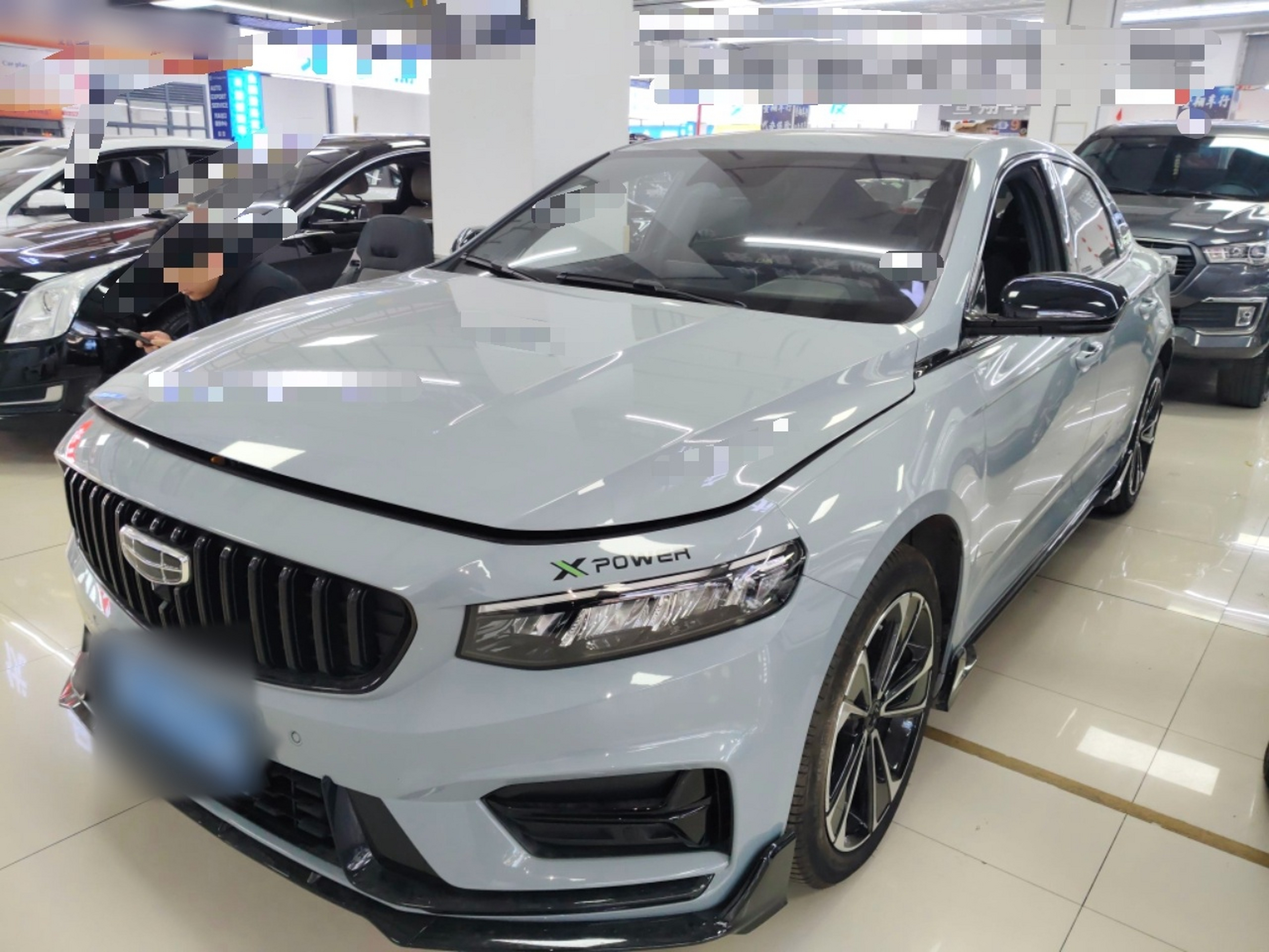 تحت مقدمة السيارة