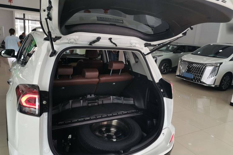 Used Toyota RAV4 2016 2.0L CVT Two-Wheel Drive Fashion Edition China V Standard
